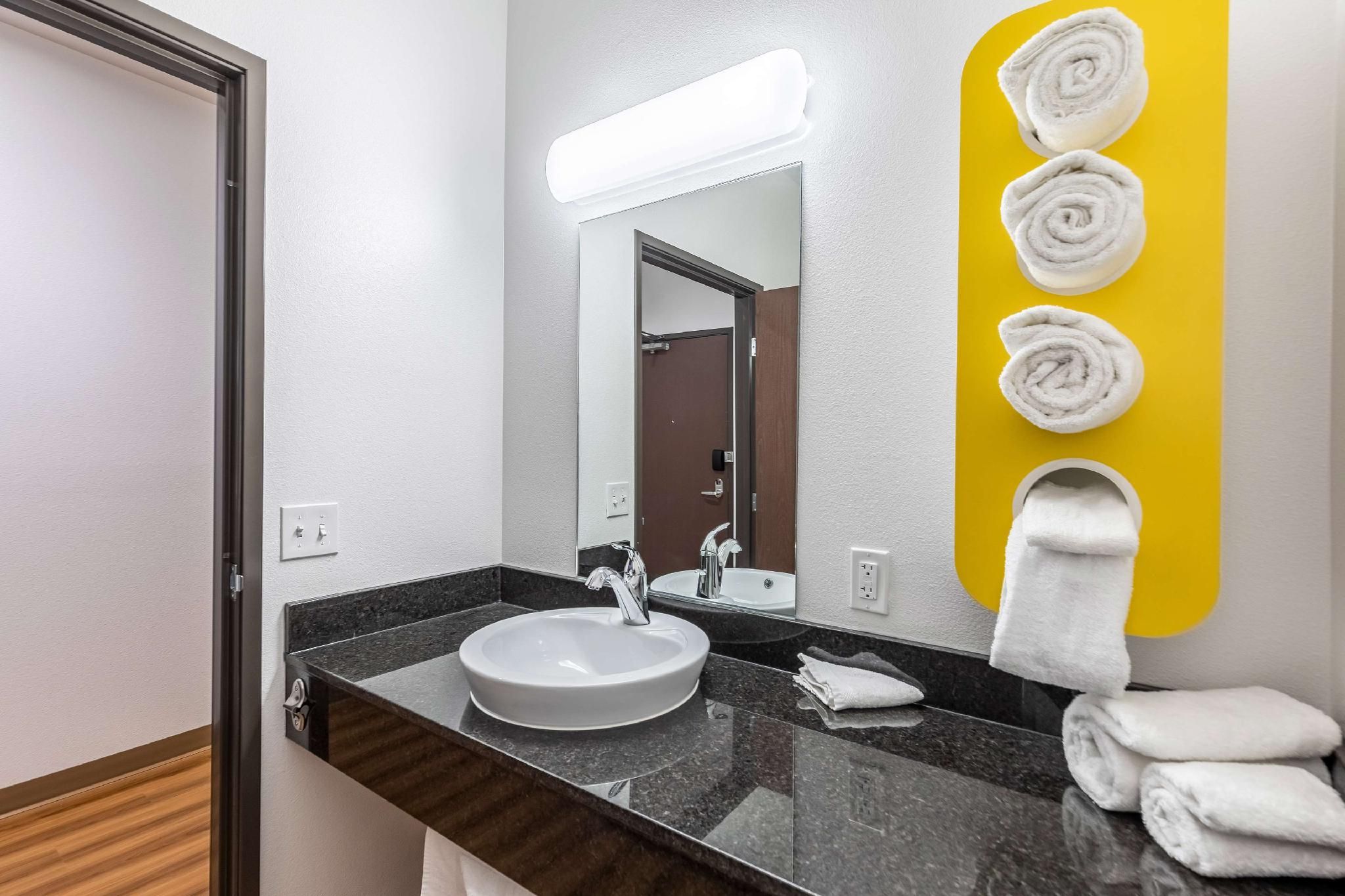 1 KING BED | MINI FRIDGE NON-SMOKING