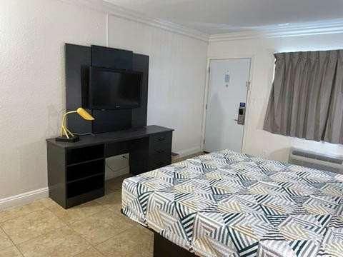 Studio 6  North Las Vegas, NV 1 King Bed | Non-Smoking, Kitchen