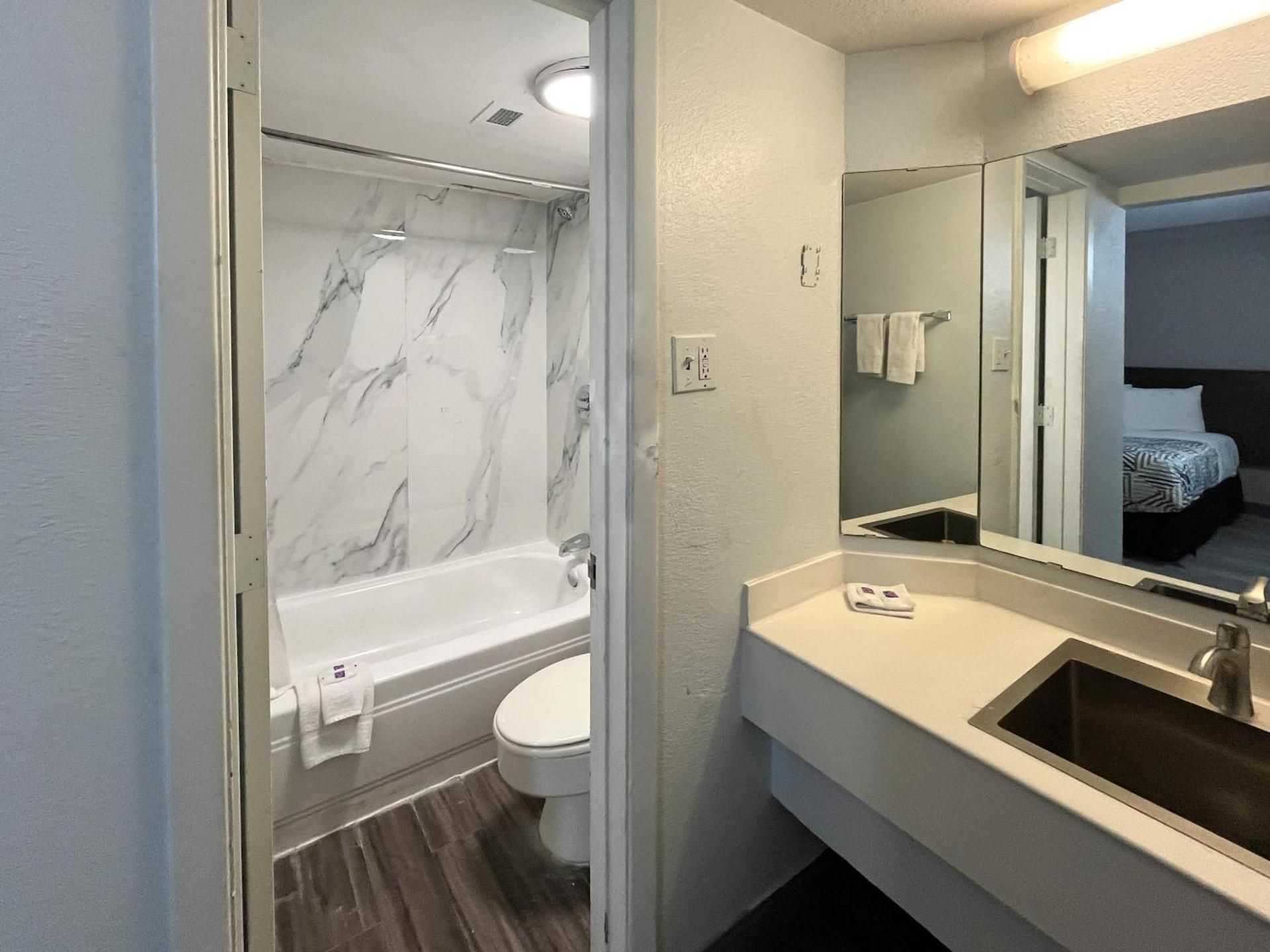 King Room with Roll-in Shower - Disability Access - Non-Smoking
