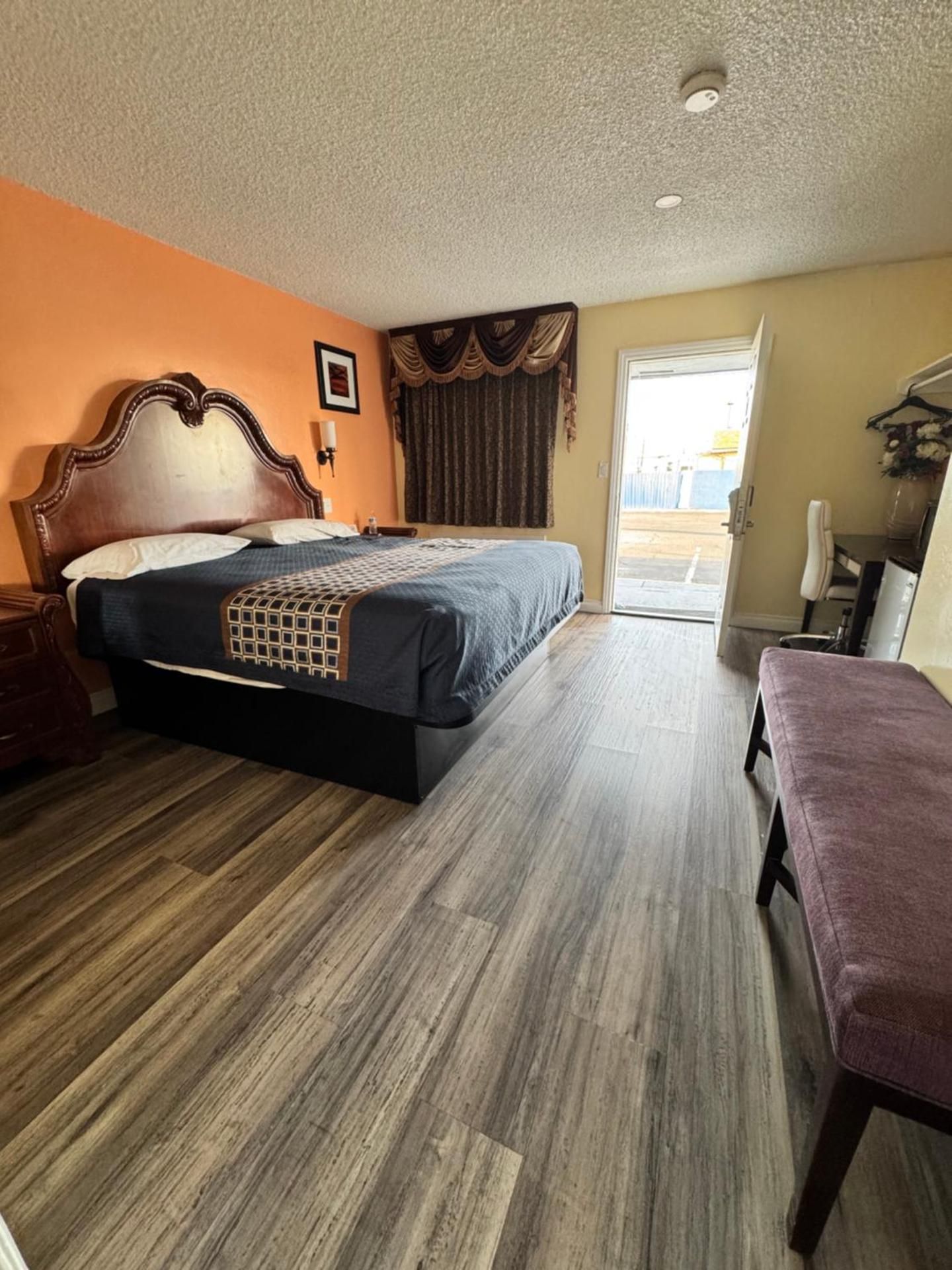 Walden Motel King Room - Non-Smoking