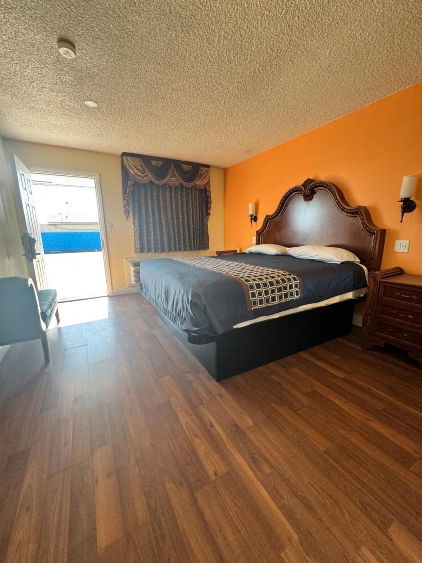 Walden Motel King Room - Smoking  2