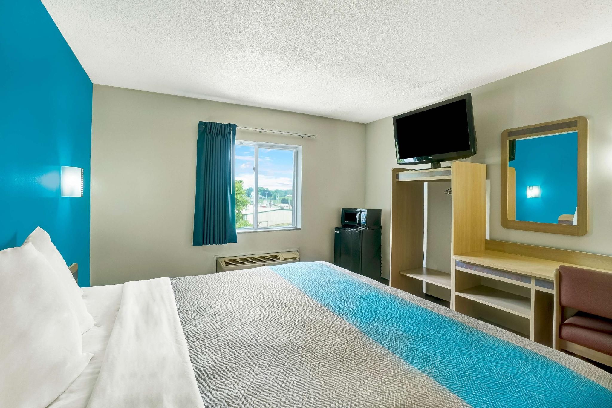 1 King Bed | Non-Smoking
