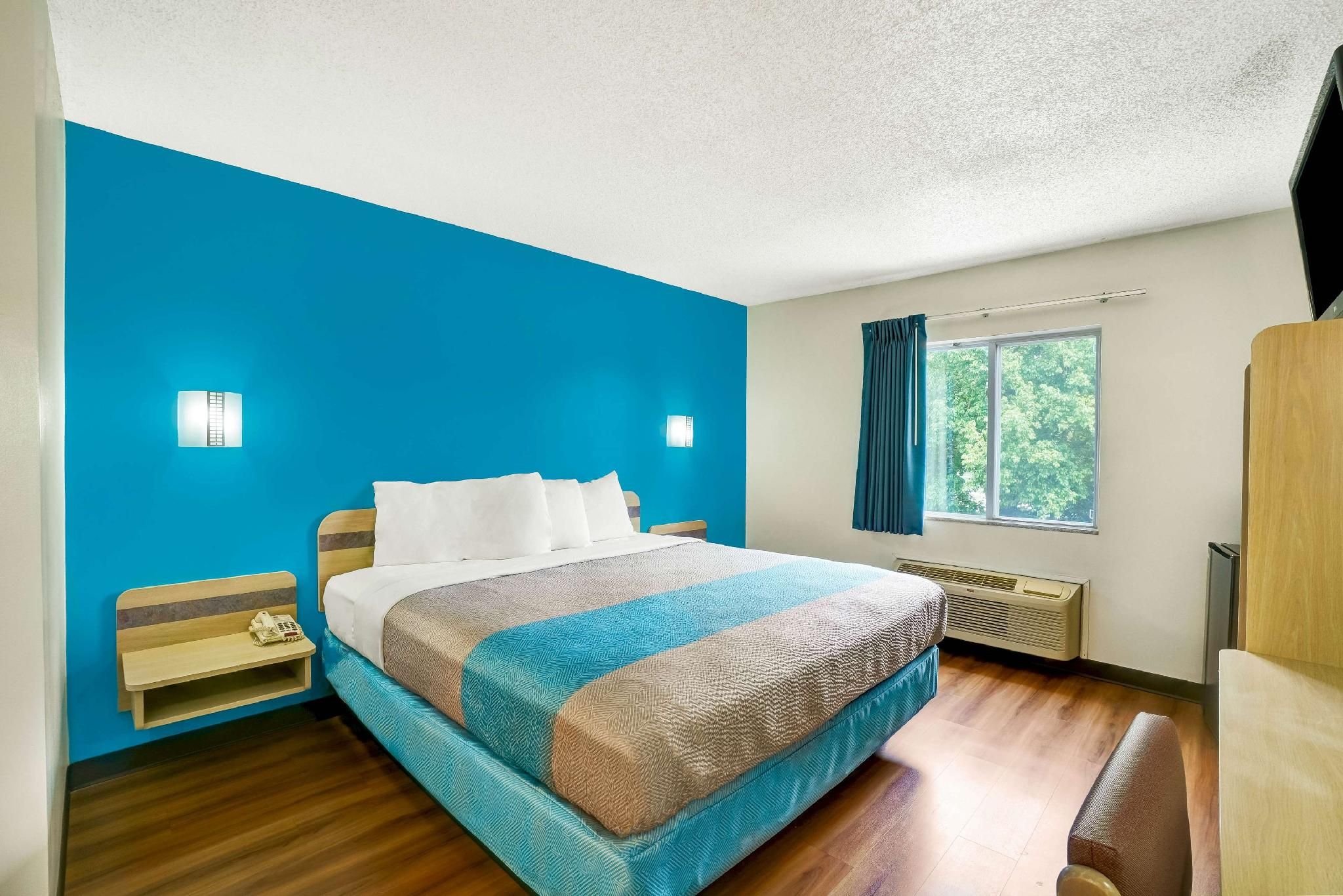 1 King Bed | Non-Smoking