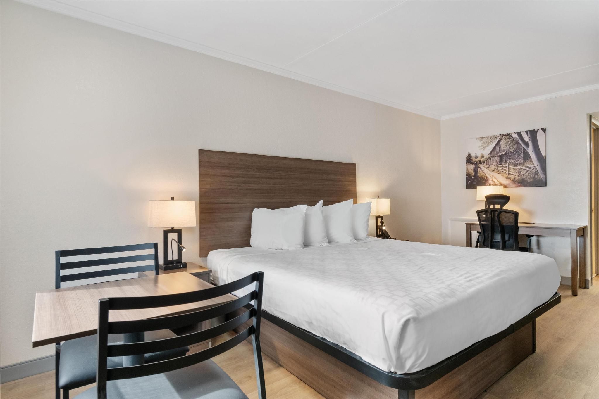 1 King Bed,Non Smoking,Second Floor,Kitchenette,Dining Area,Full Breakfast