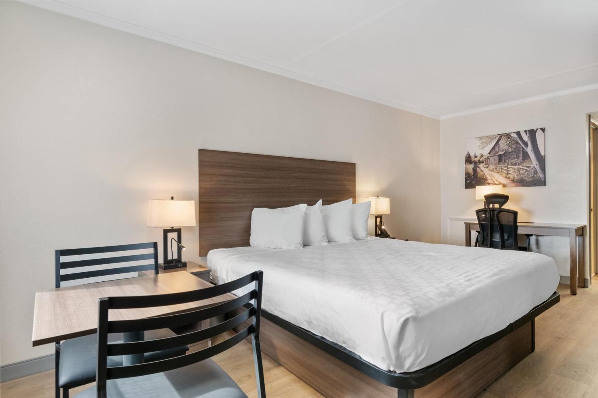 King Room with Kitchenette and Dining Area - Non-Smoking/First Floor