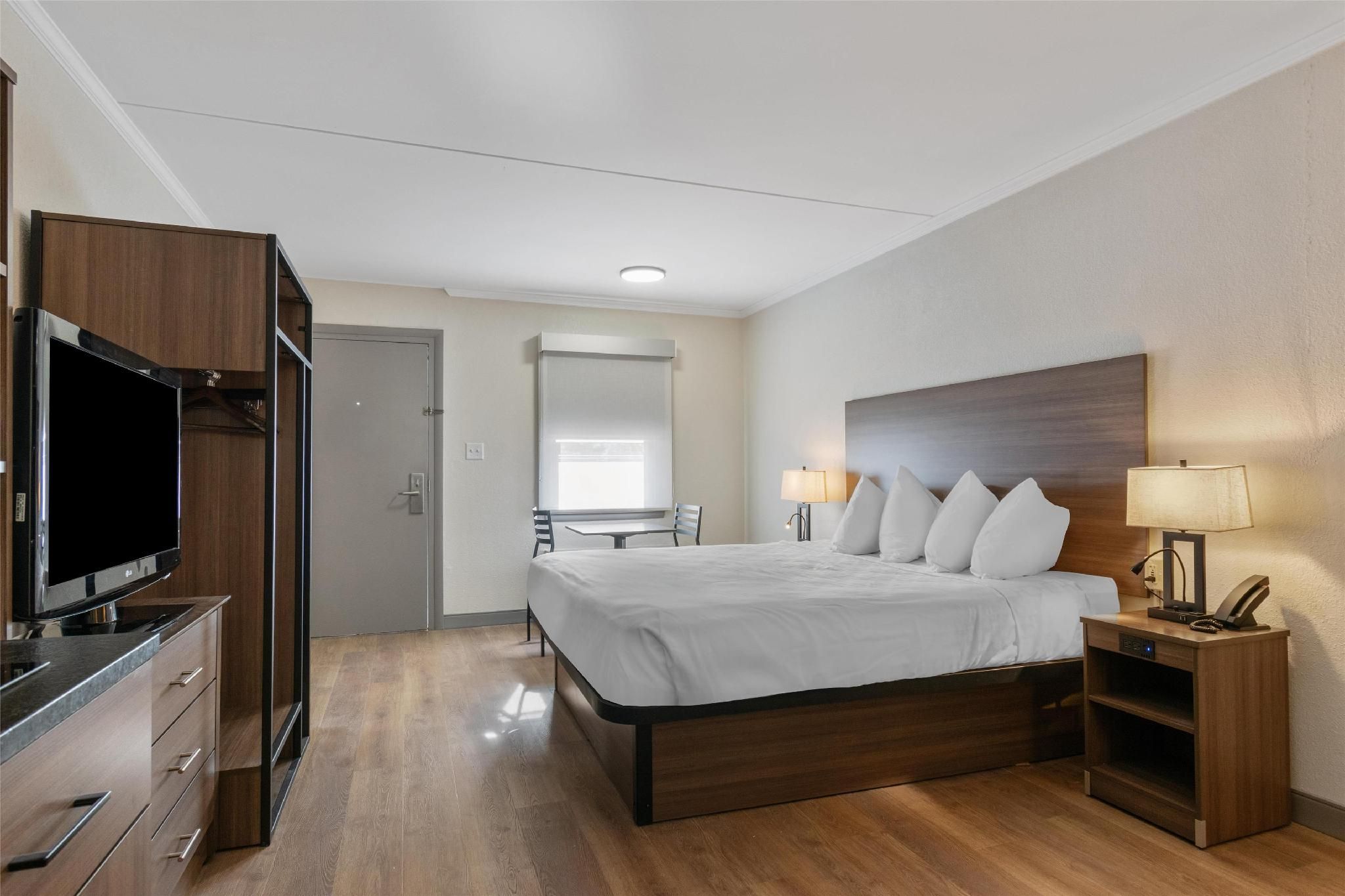 1 King Bed,Non Smoking,Second Floor,Kitchenette,Dining Area,Full Breakfast