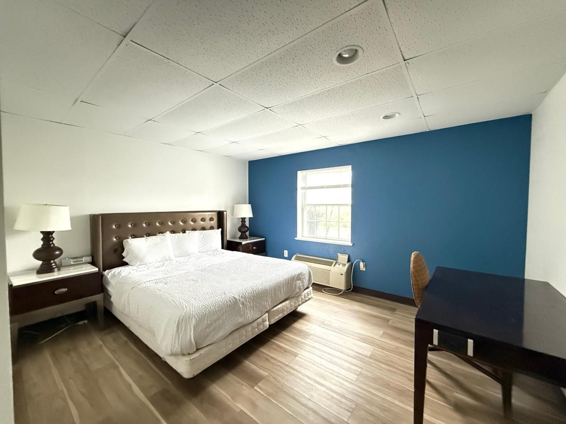 1 King Bed, Suite, Non-Smoking
