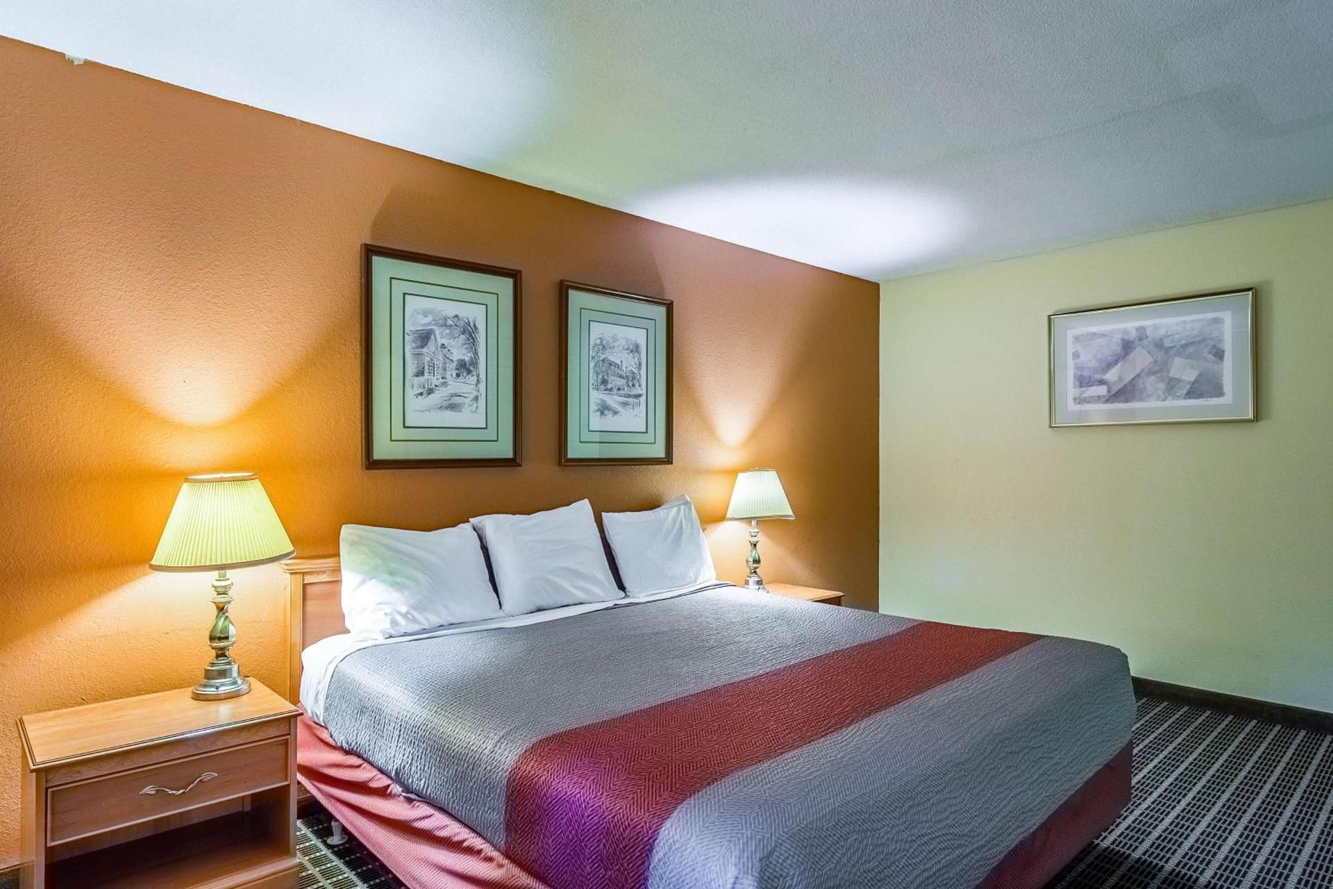 Deluxe Queen Room - Non-Smoking