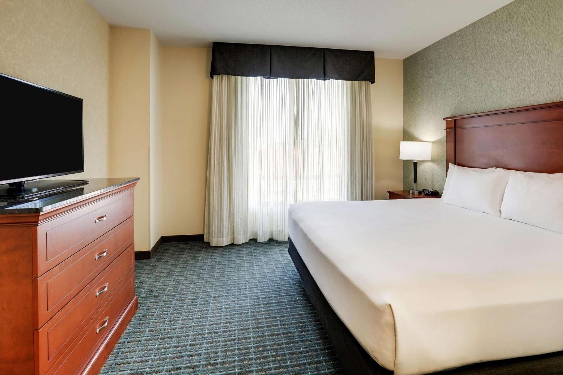 King Suite with Sofa Bed - Accessible, Tub