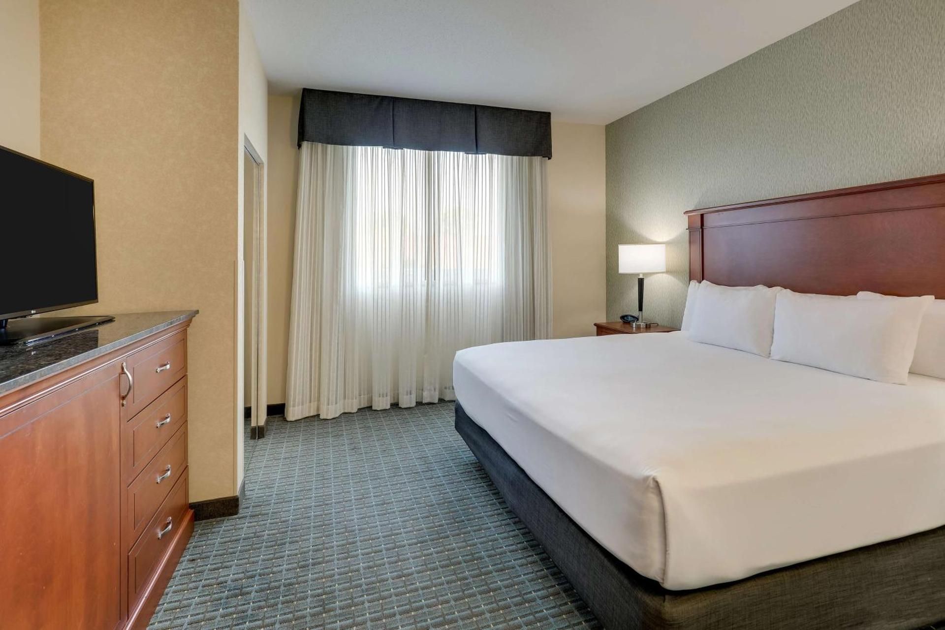 Deluxe King Meeting Room, 2 Rooms - Hearing Accessible , Tub
