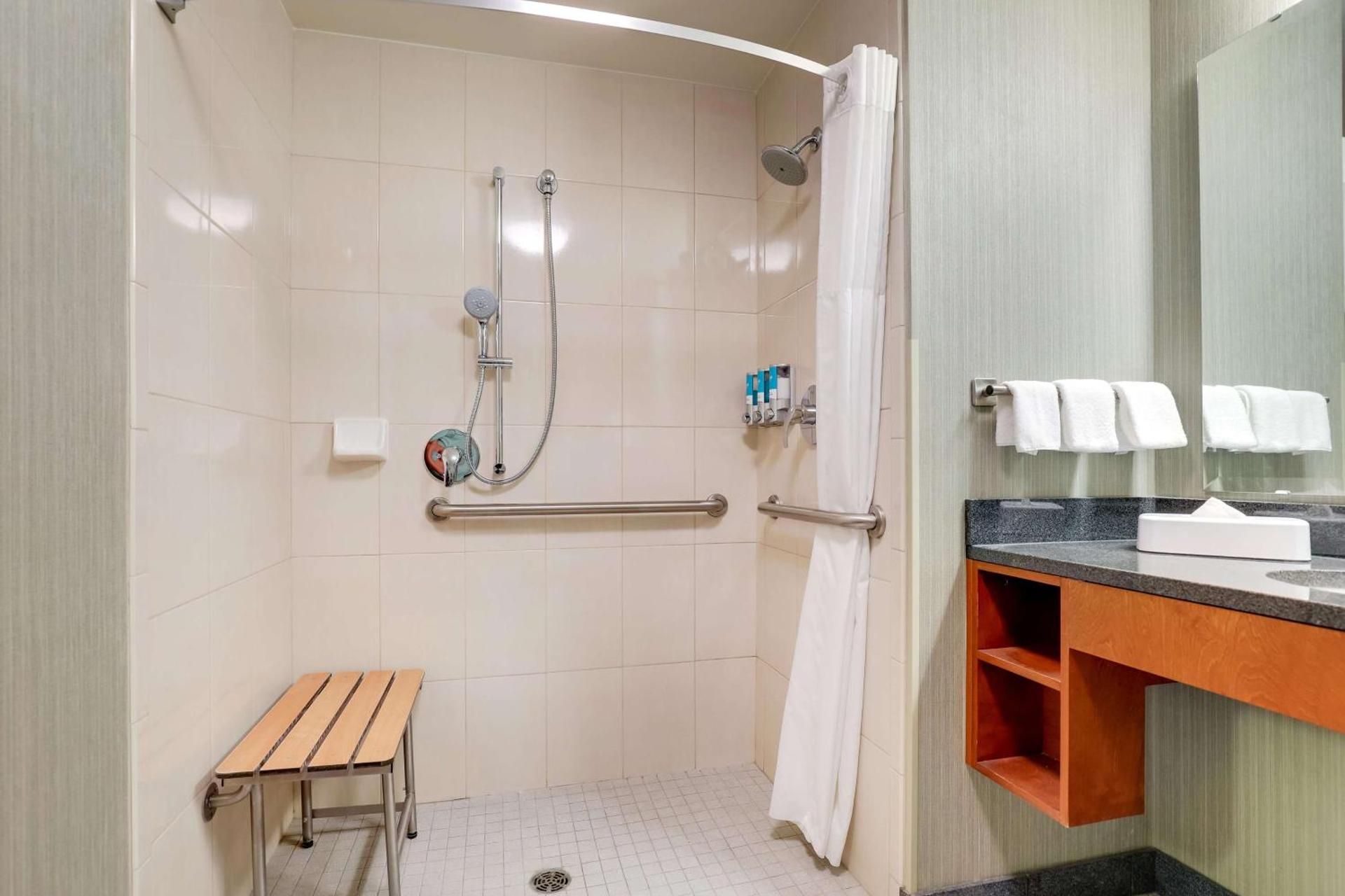 Deluxe King Room - Hearing Accessible, Roll-In Shower