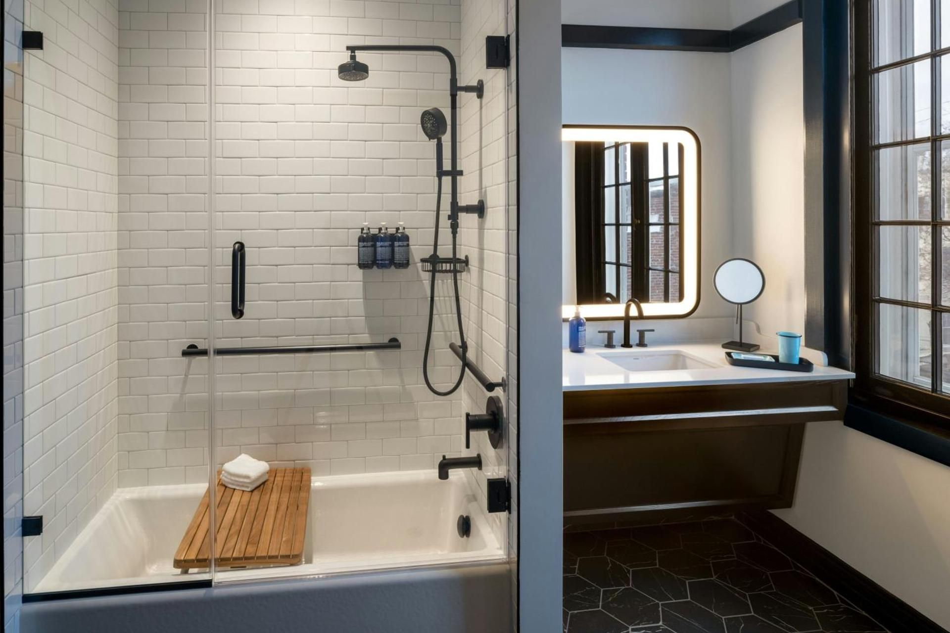 Traditional King Room - Mobility and Hearing Accessible with Tub