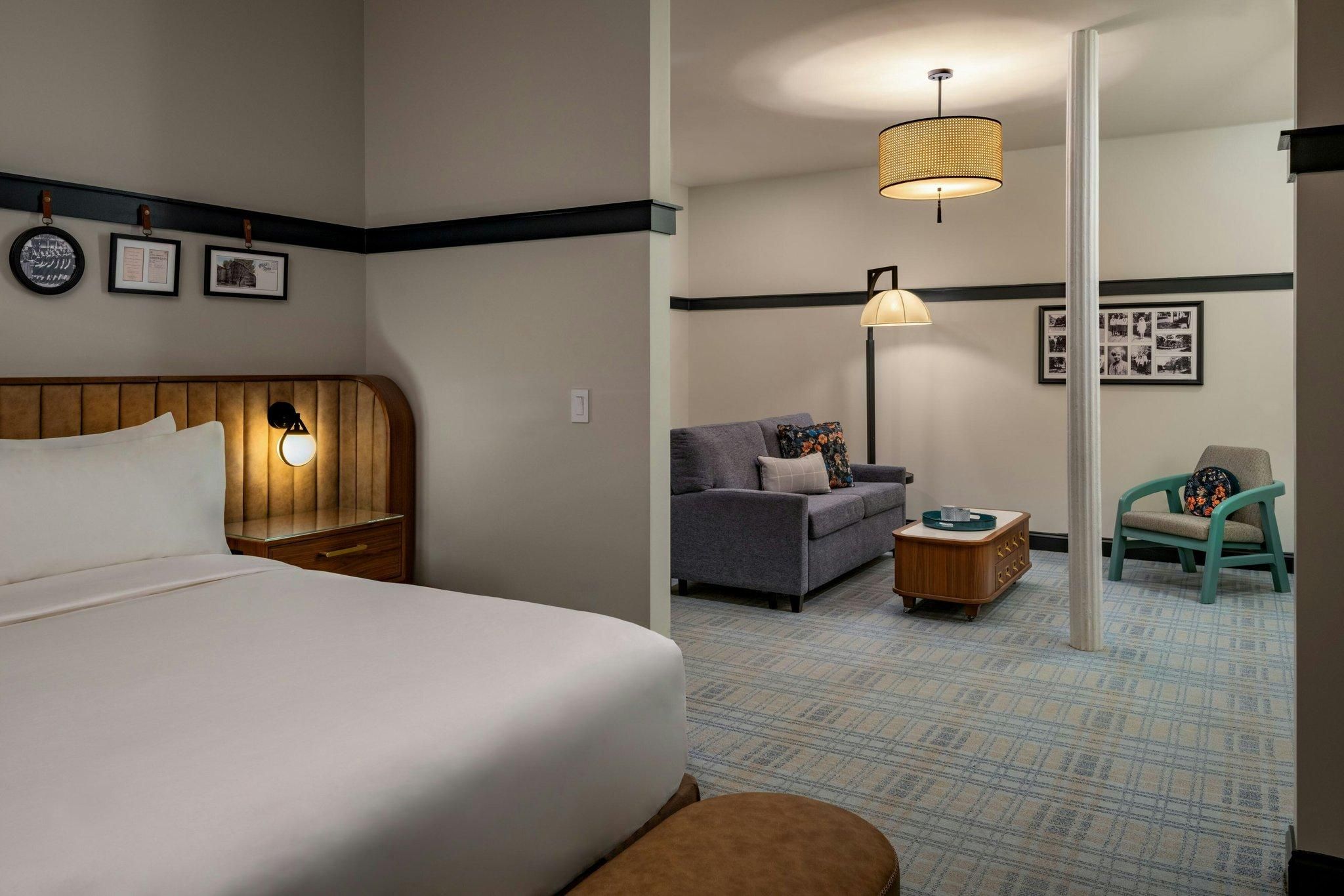 King, Larger Suite, 1 King, Sofa Bed