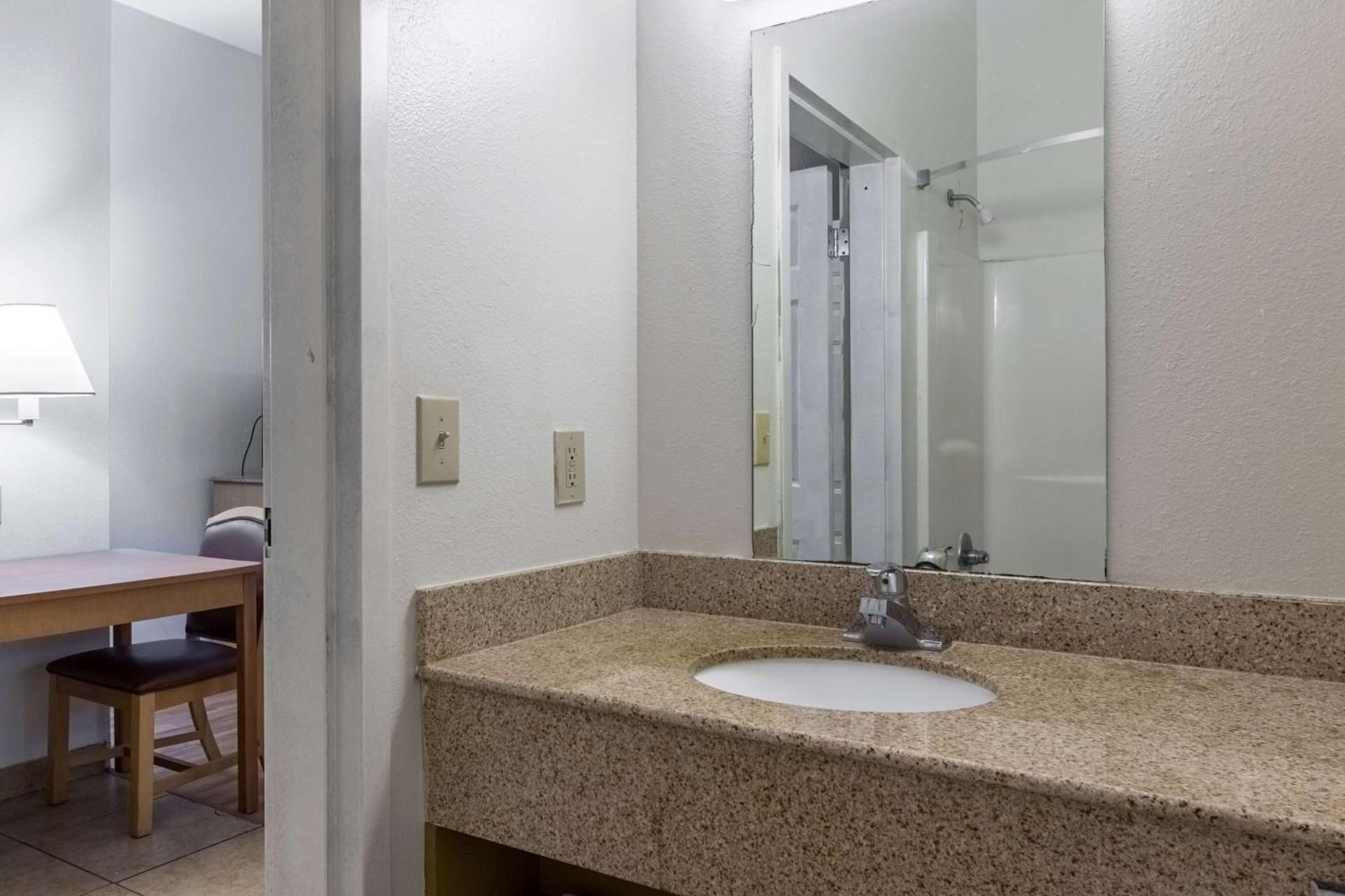 Queen Room - Disability Access - Non-Smoking