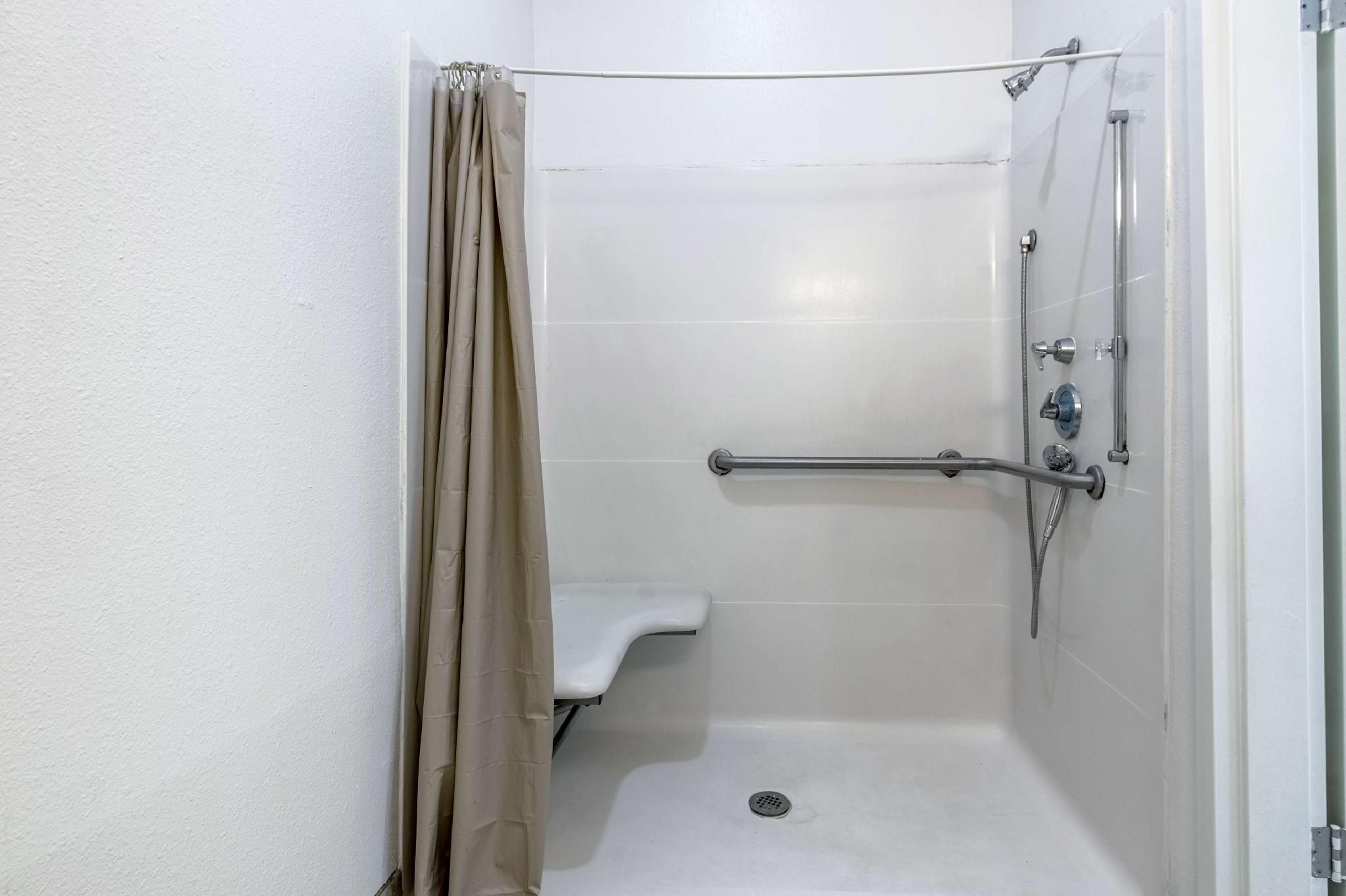 1 QUEEN BED | MOBIL ACCESS TUB SMK KITCHEN