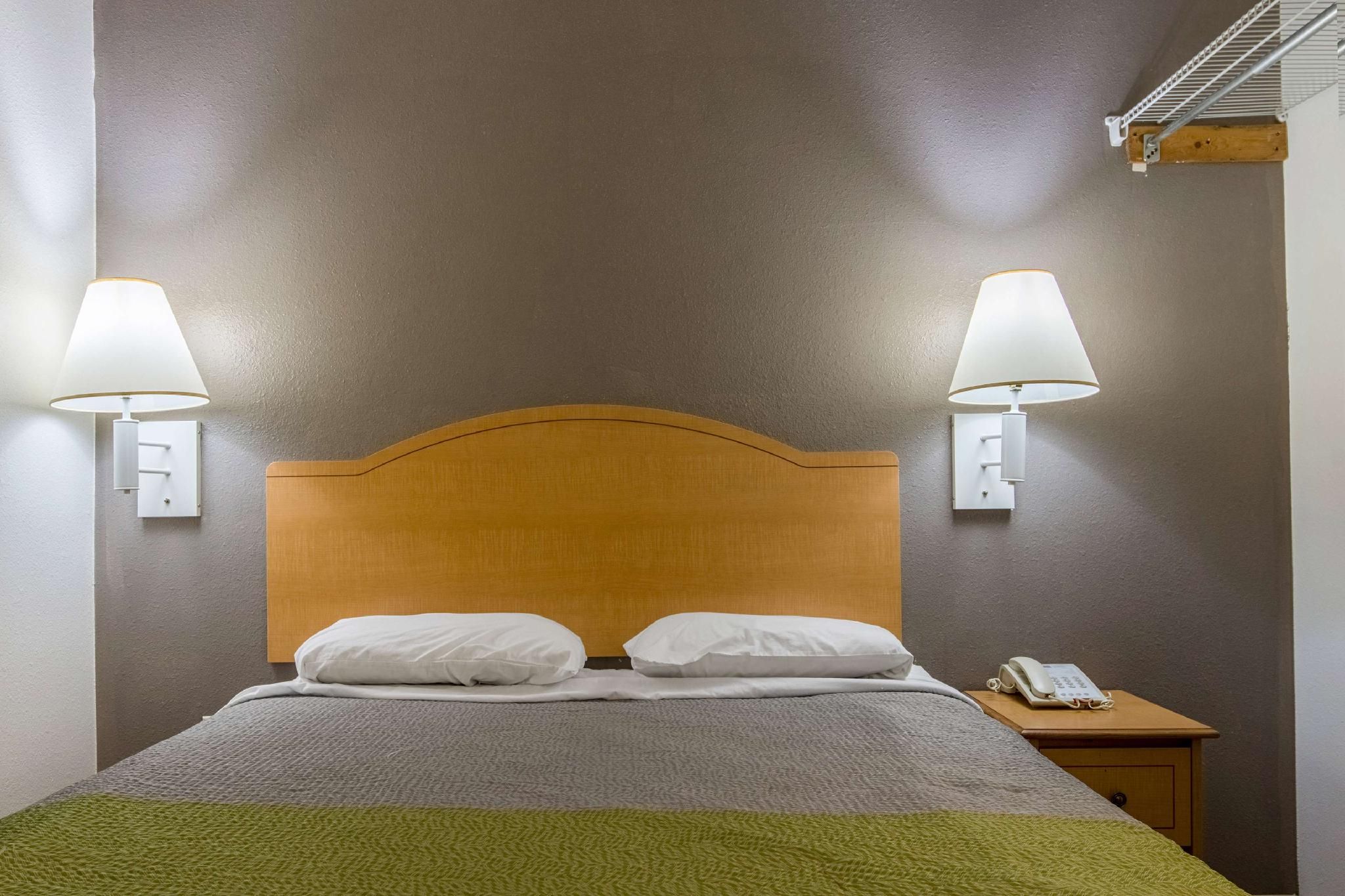1 Queen Bed | Mobil Access Tub Nsmk Kitchen