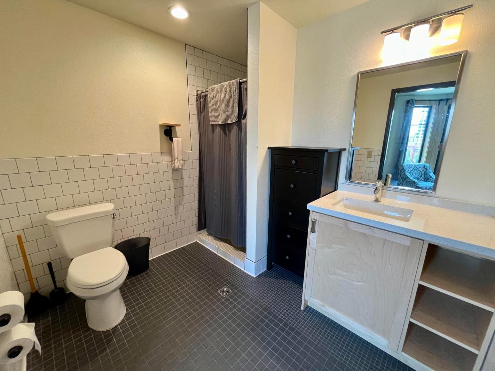 Deluxe Queen Room with Private Bathroom