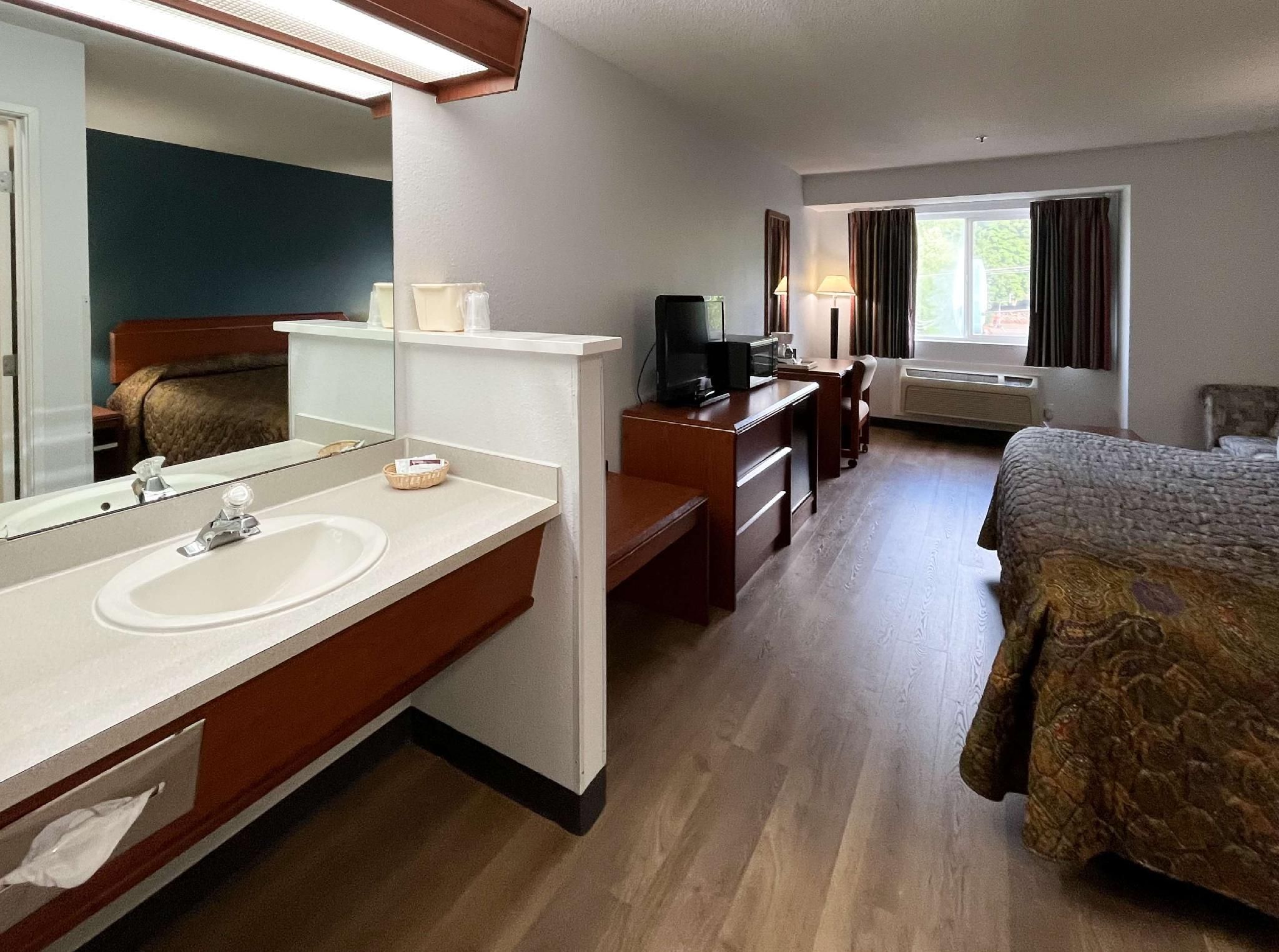 1 King Bed | Non-Smoking, Micfridge