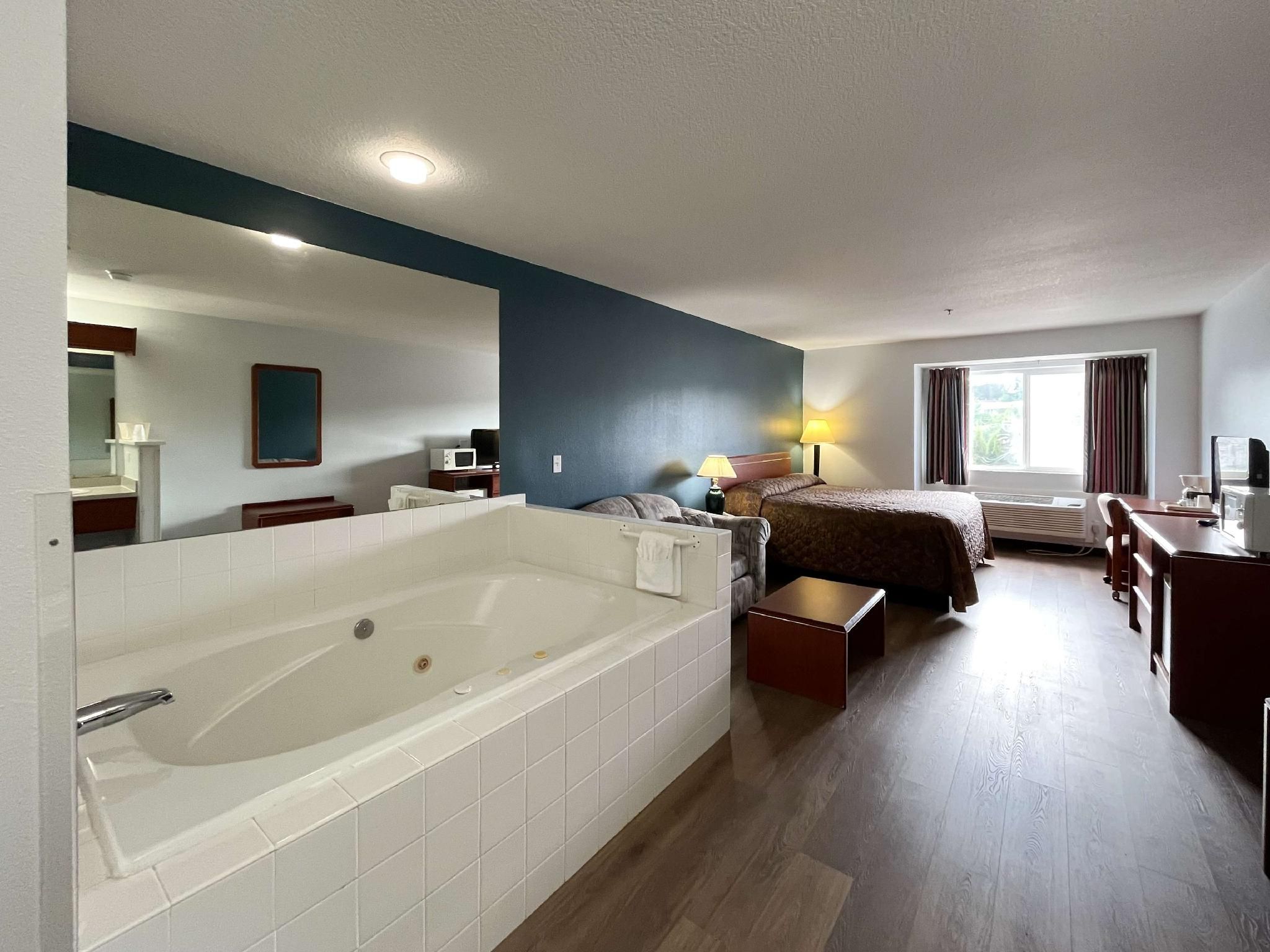 1 King Bed | Non-Smoking, Hot Tub, Micfridge