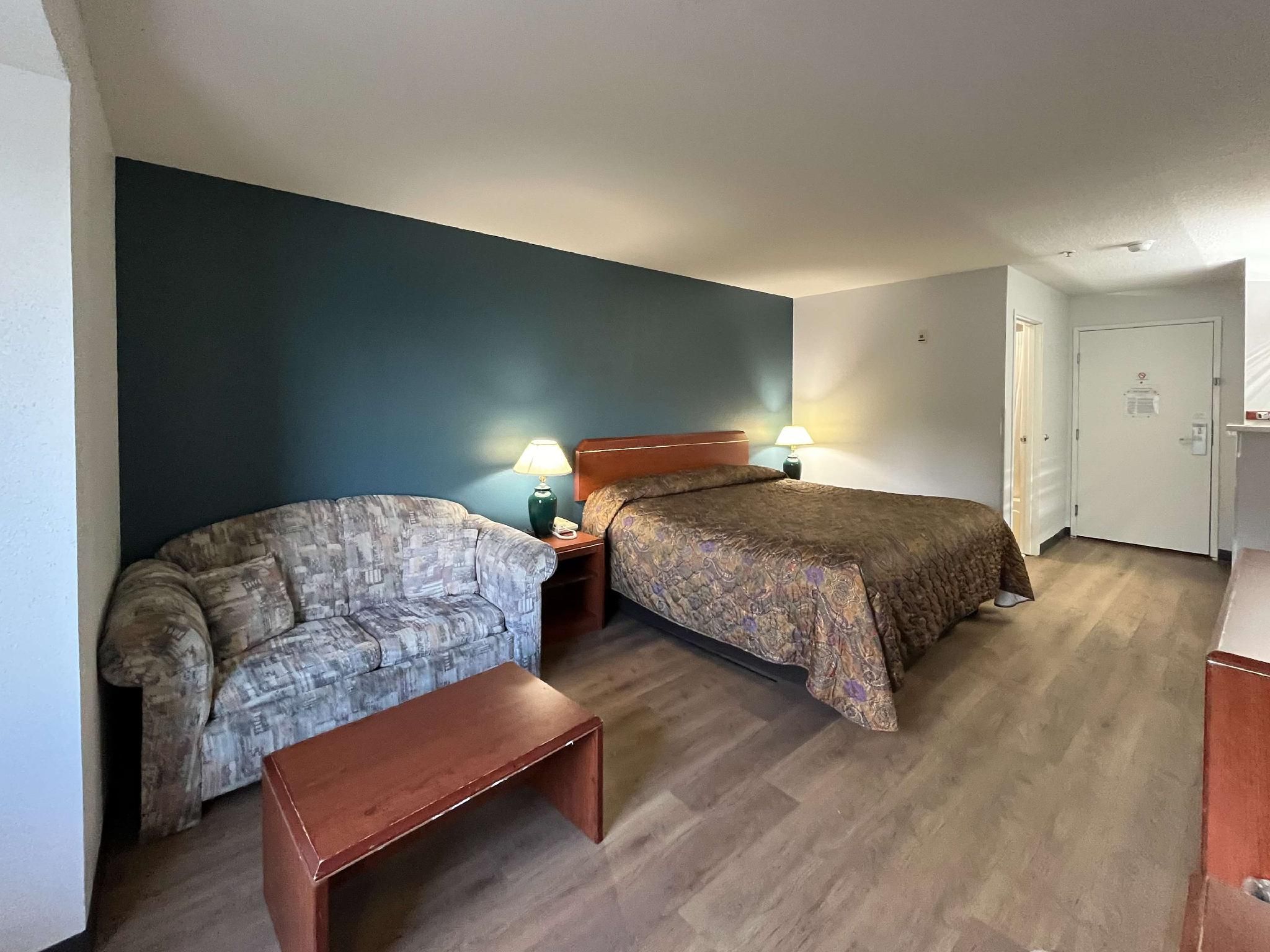 1 King Bed | Non-Smoking, Micfridge