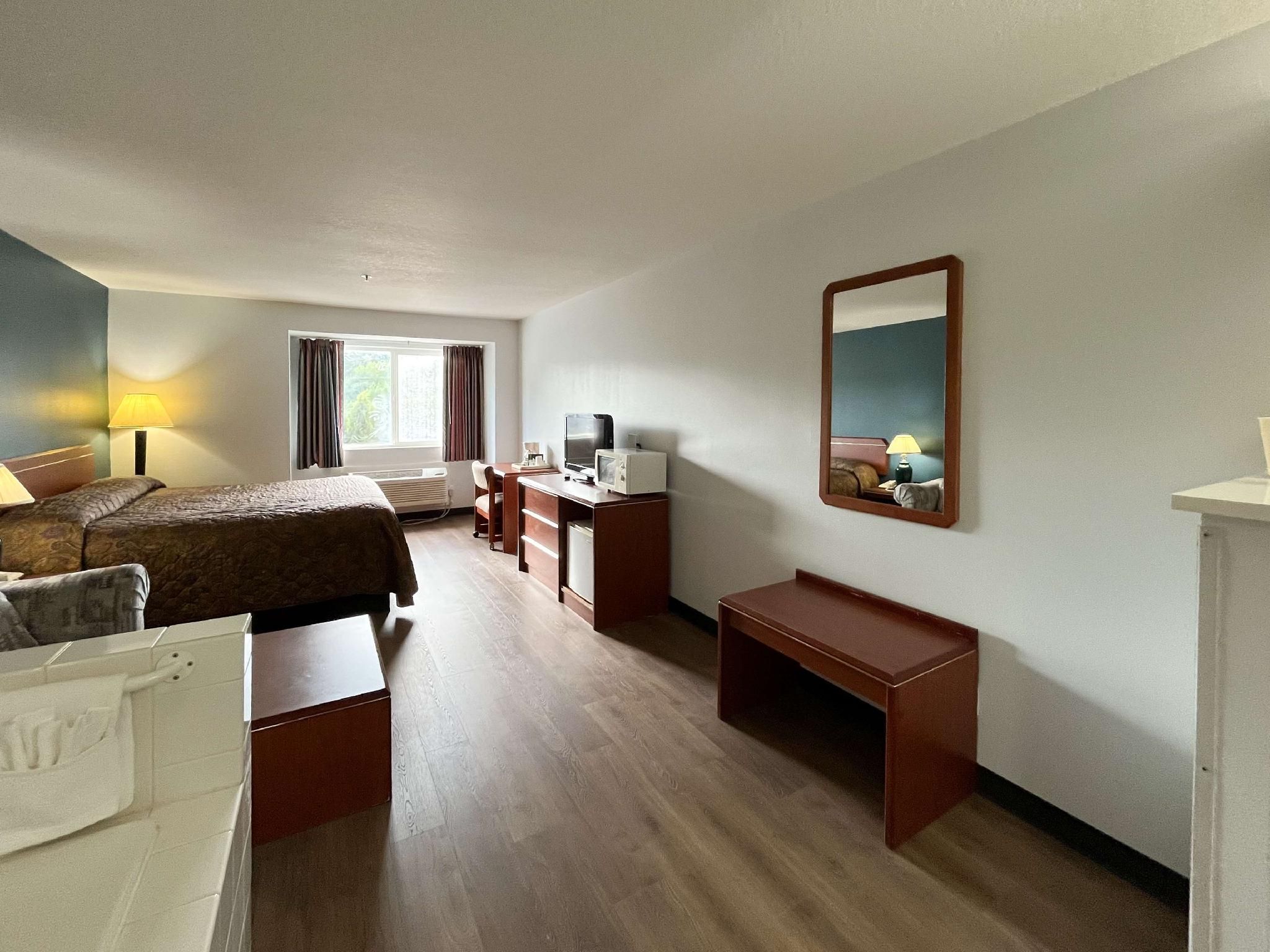 1 King Bed | Non-Smoking, Hot Tub, Micfridge