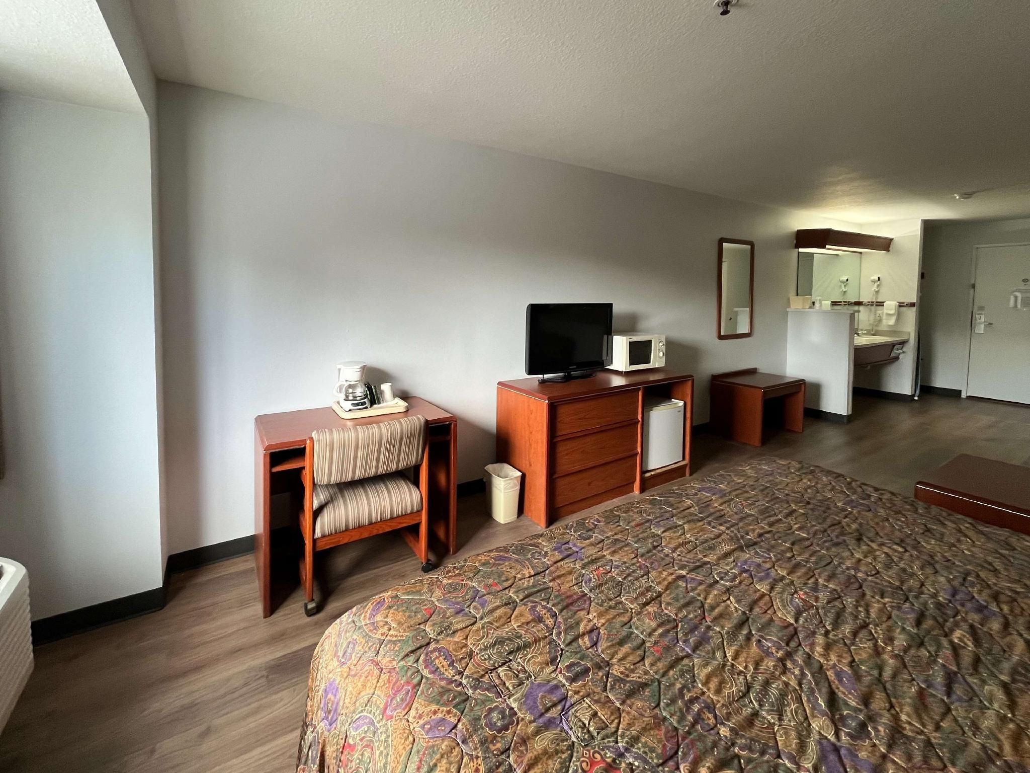 1 King Bed | Suite, Non-Smoking, Micfridge