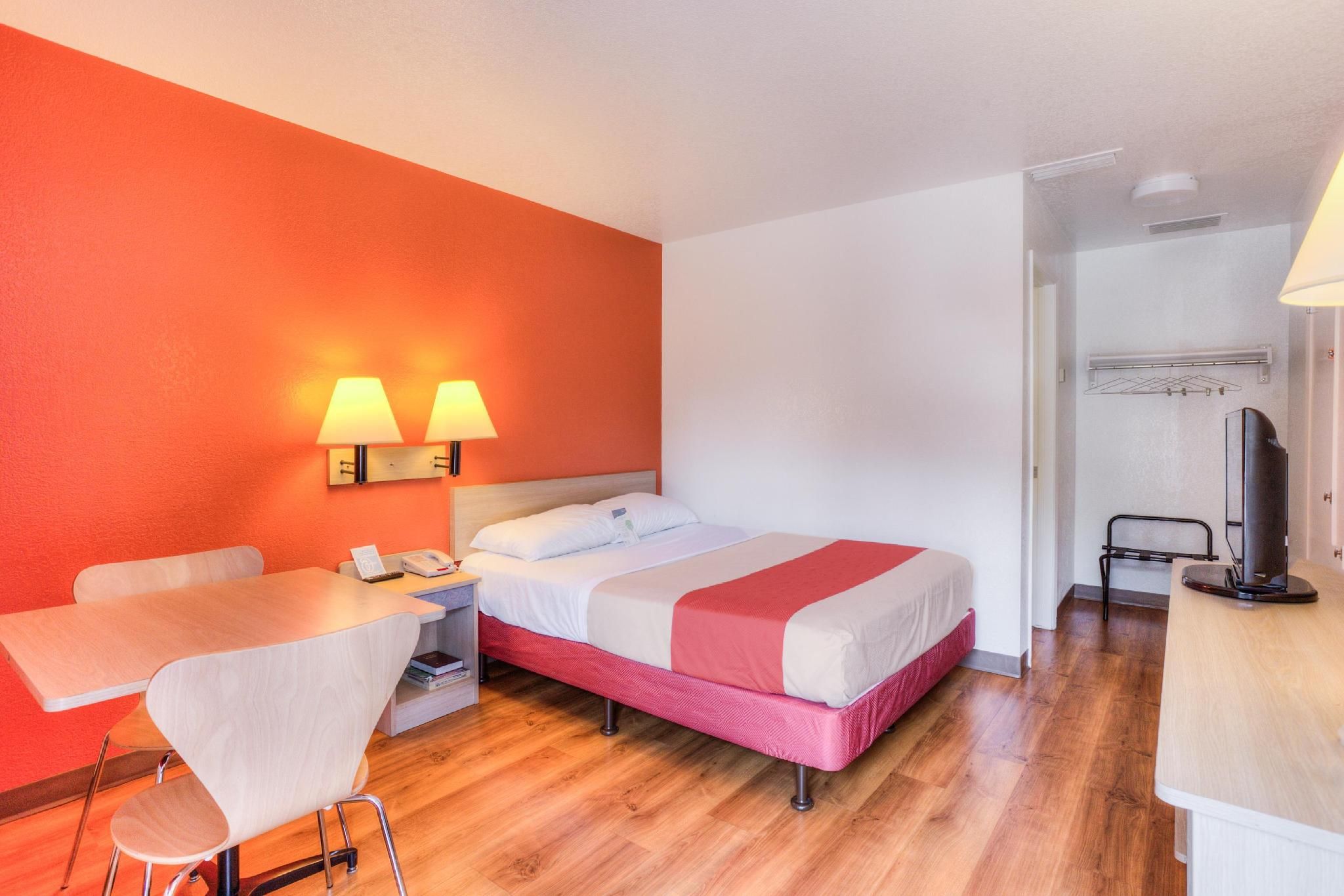 1 Queen Bed |
