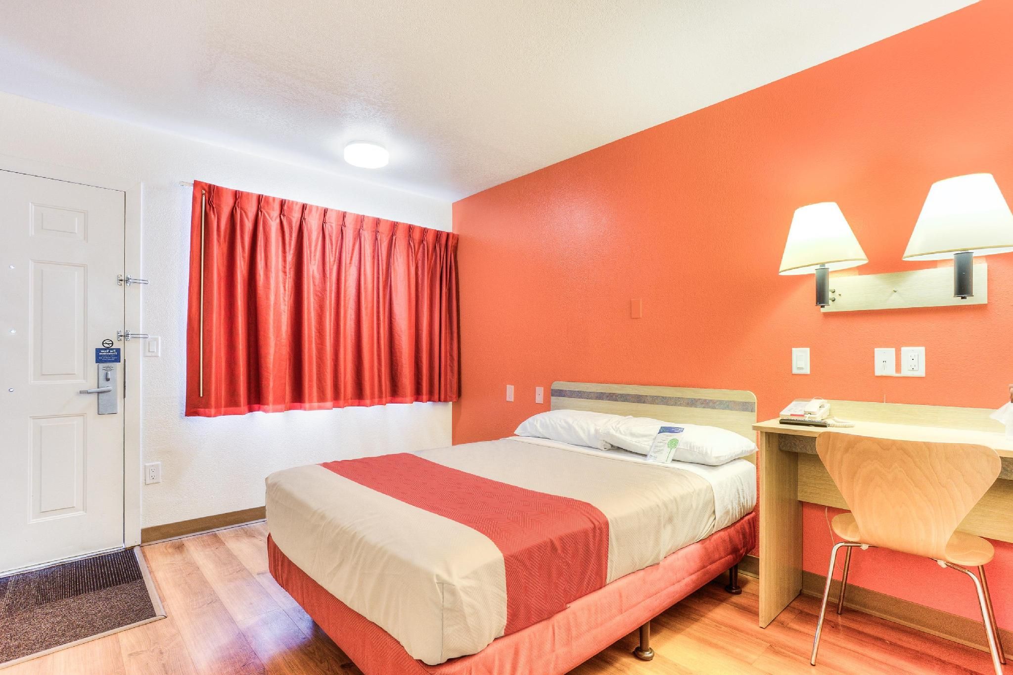 1 Queen Bed | Micfridge