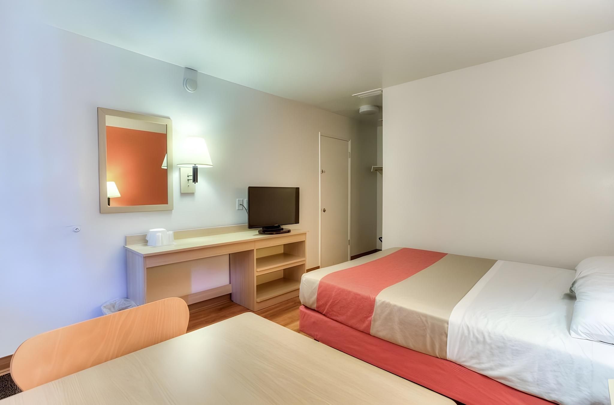 1 Queen Bed |