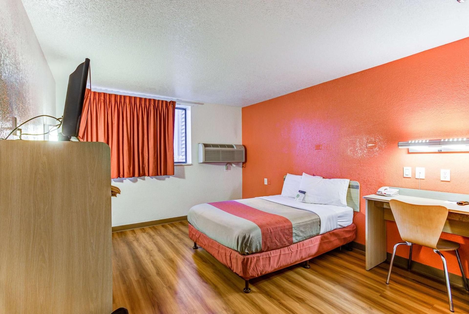 Queen Room - Disability Access - Roll in Shower