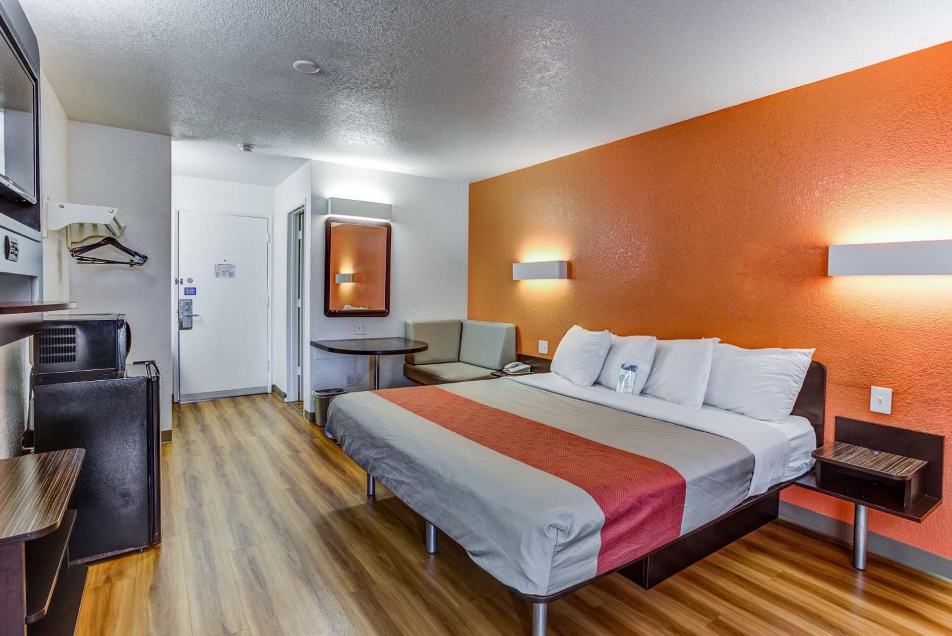 Deluxe King Room - Non-Smoking