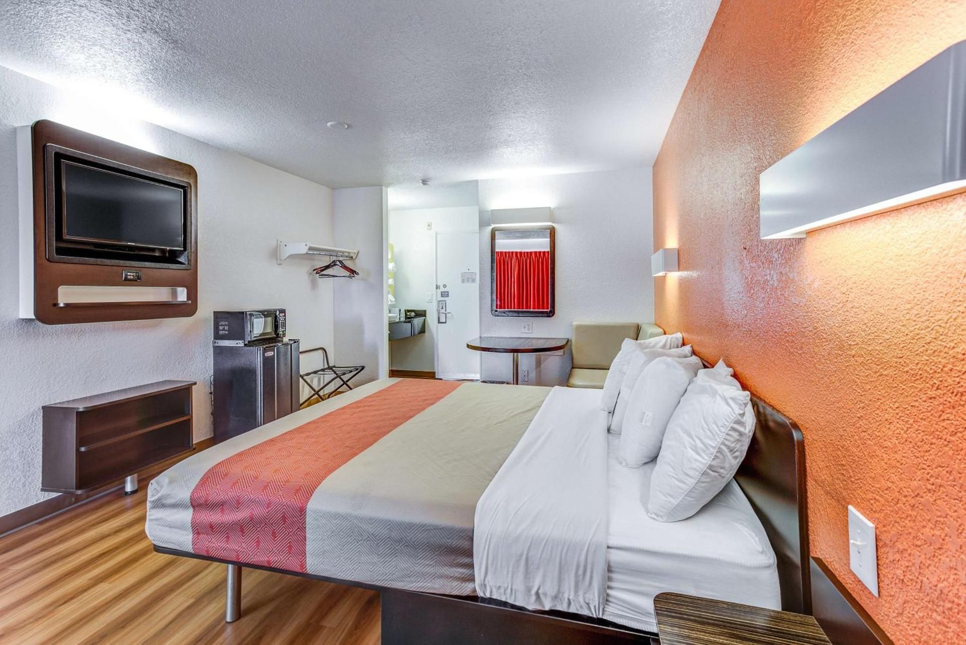 Deluxe King Room - Non-Smoking