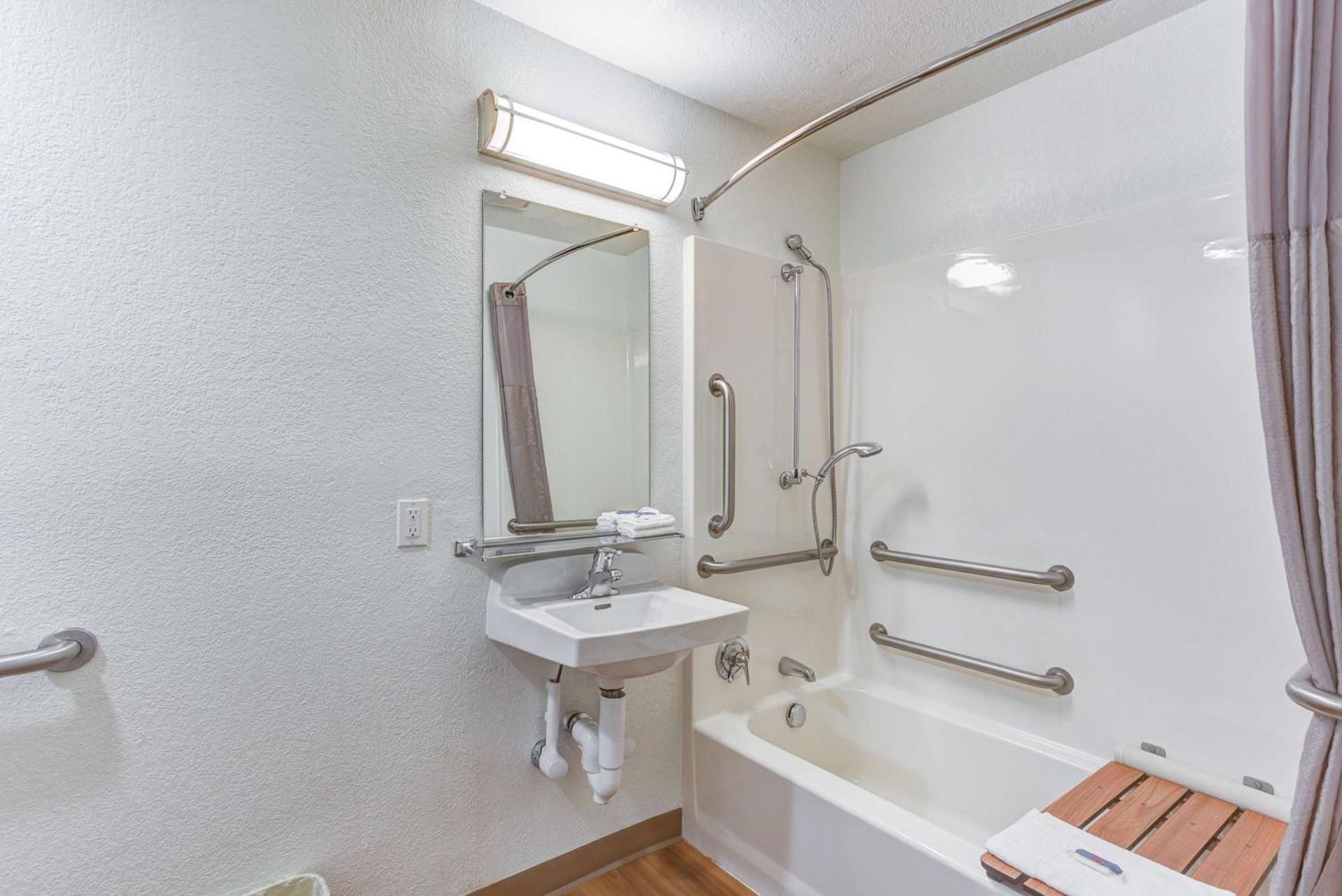 Queen Room with Mini Fridge - Disability Accessible