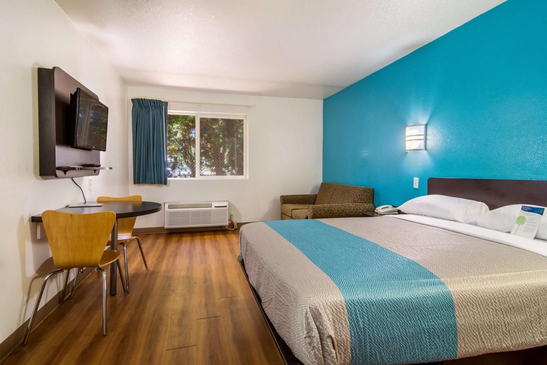 Queen Room - Disability Access - Non-Smoking