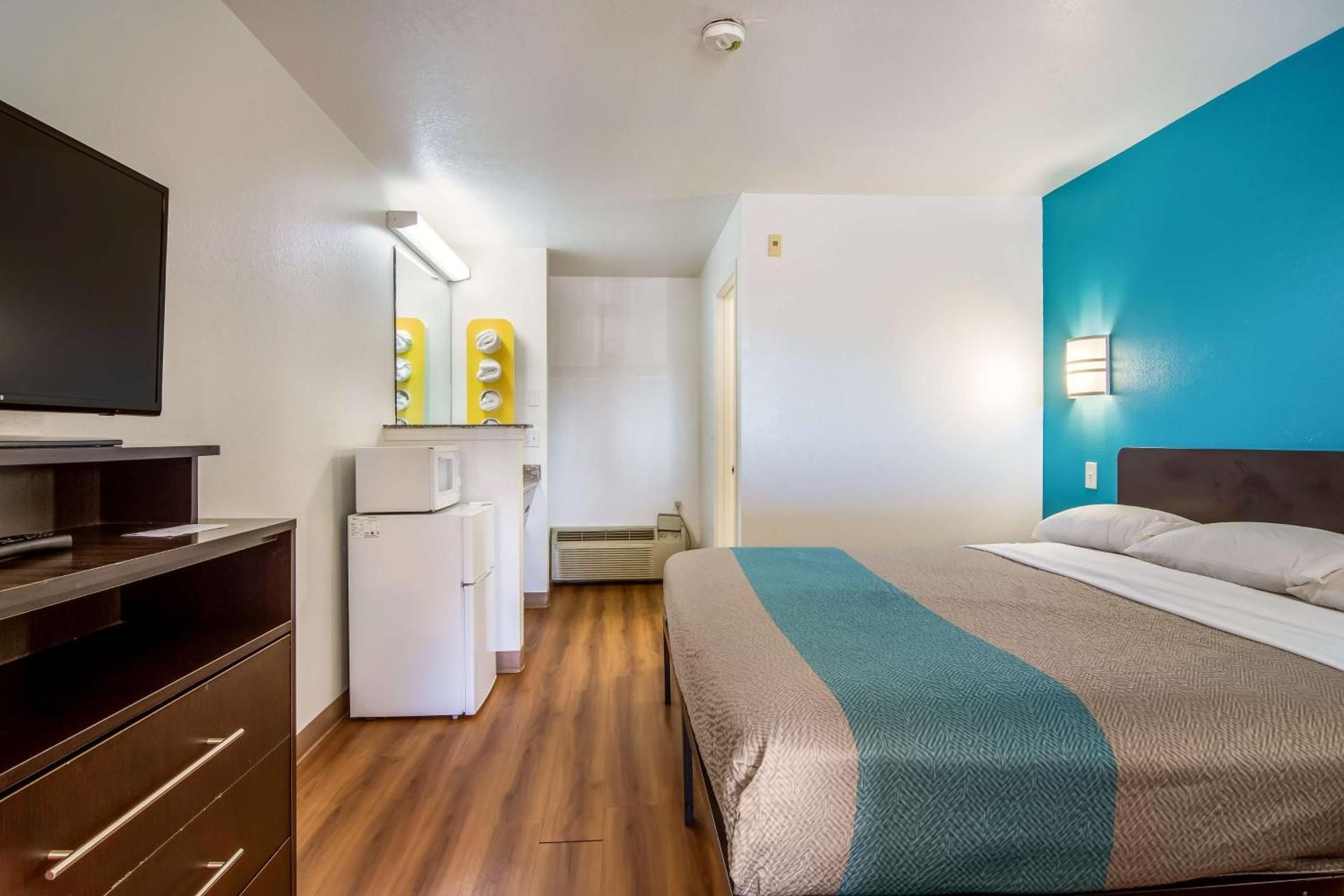 Deluxe King Room - Non-Smoking