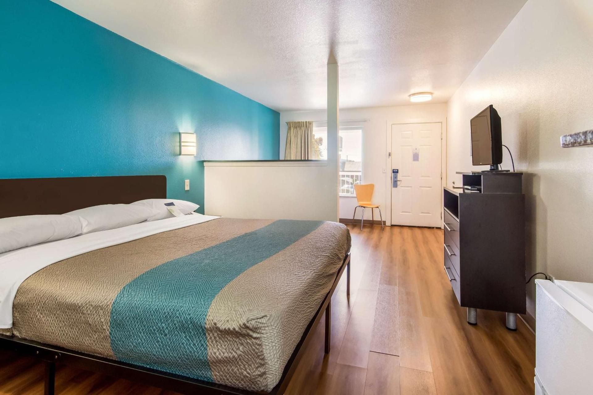 Deluxe King Room - Non-Smoking