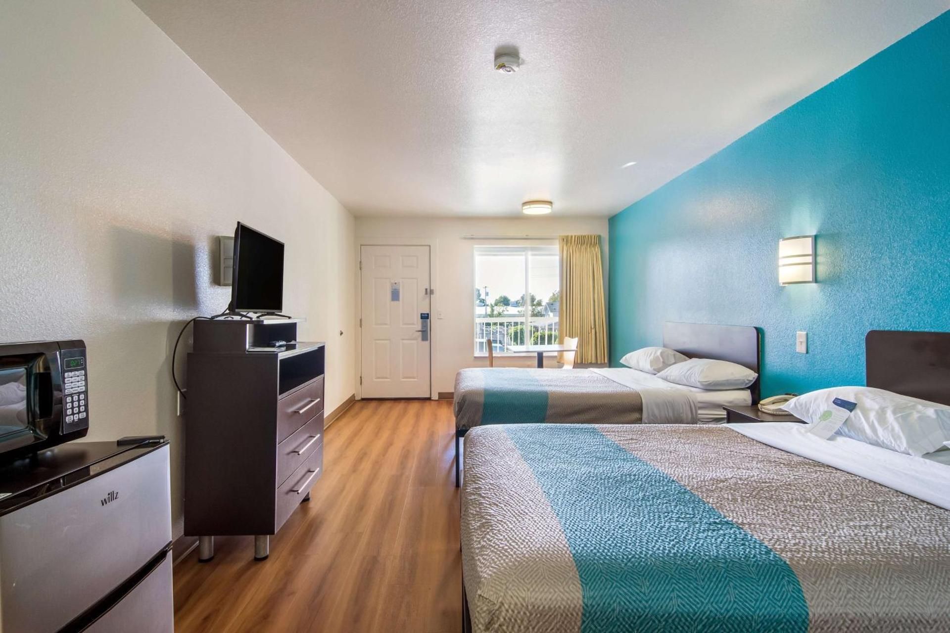 Deluxe Queen Room with Two Queen Beds - Smoking