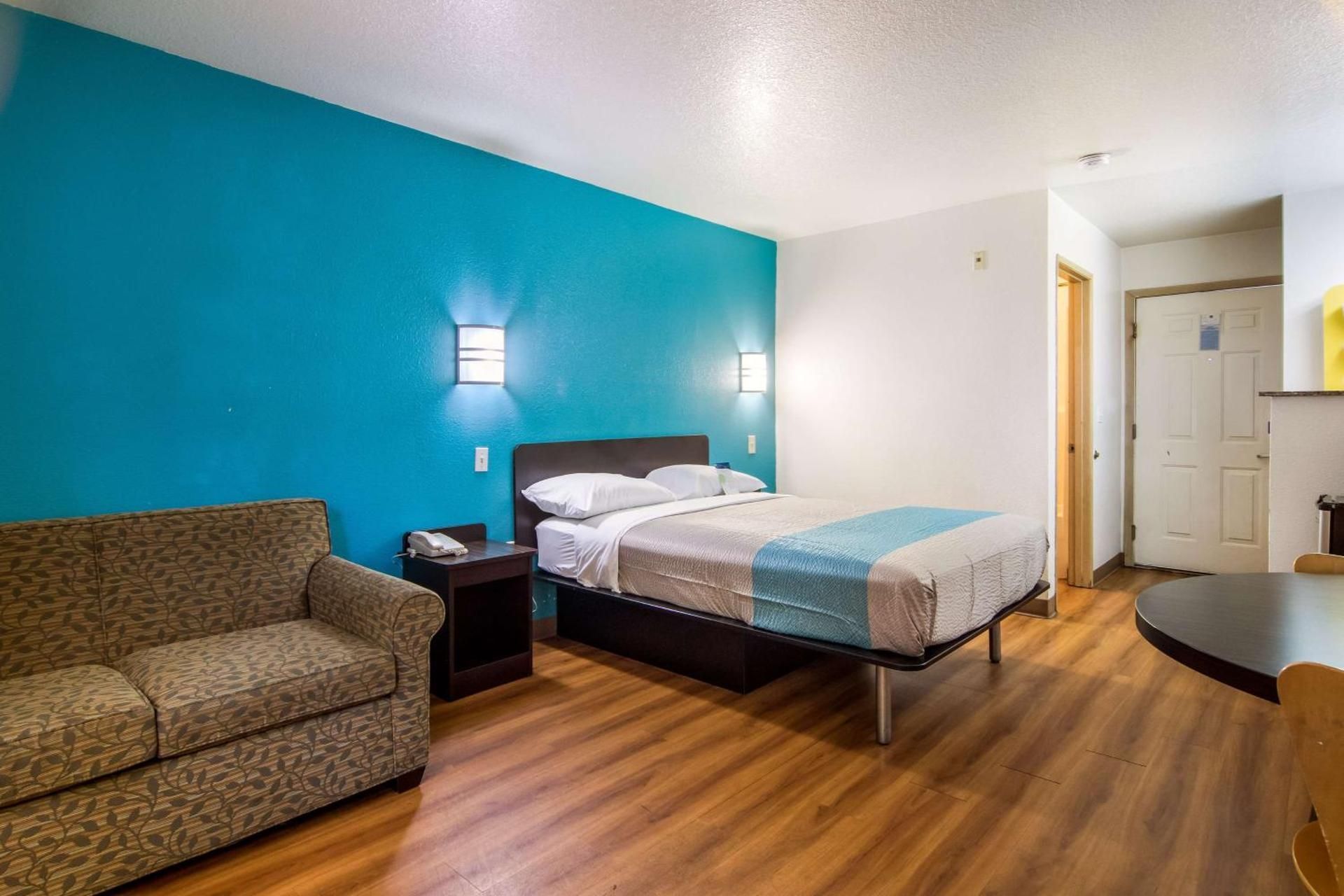 Queen Room - Disability Access - Non-Smoking