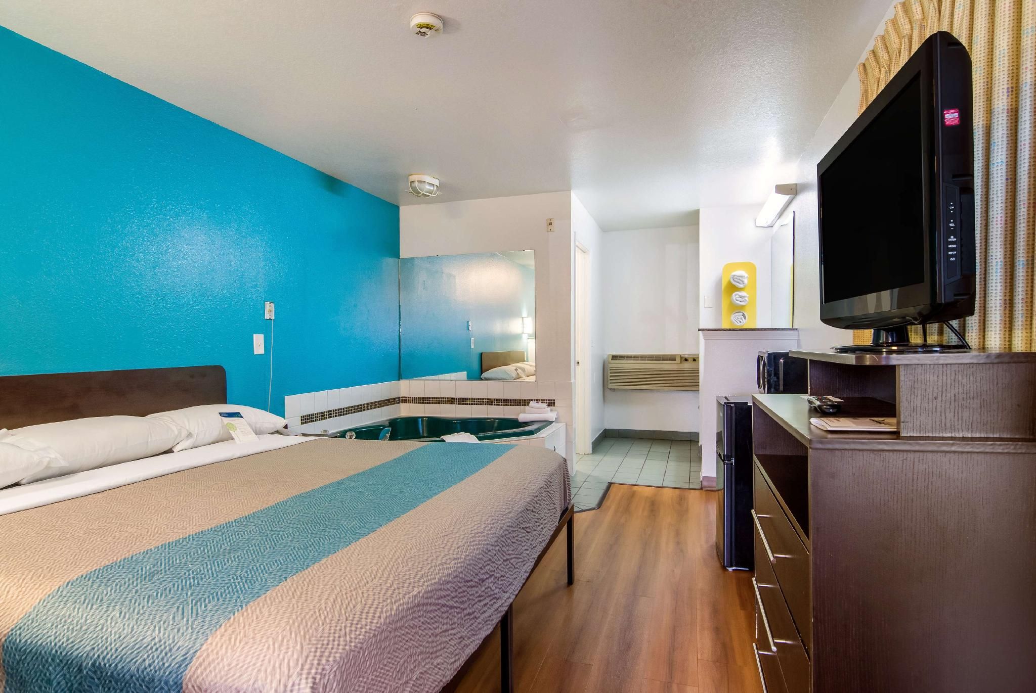 1 King Bed | Nsmk, Micfridge, Hot Tub, Sofa-Bed