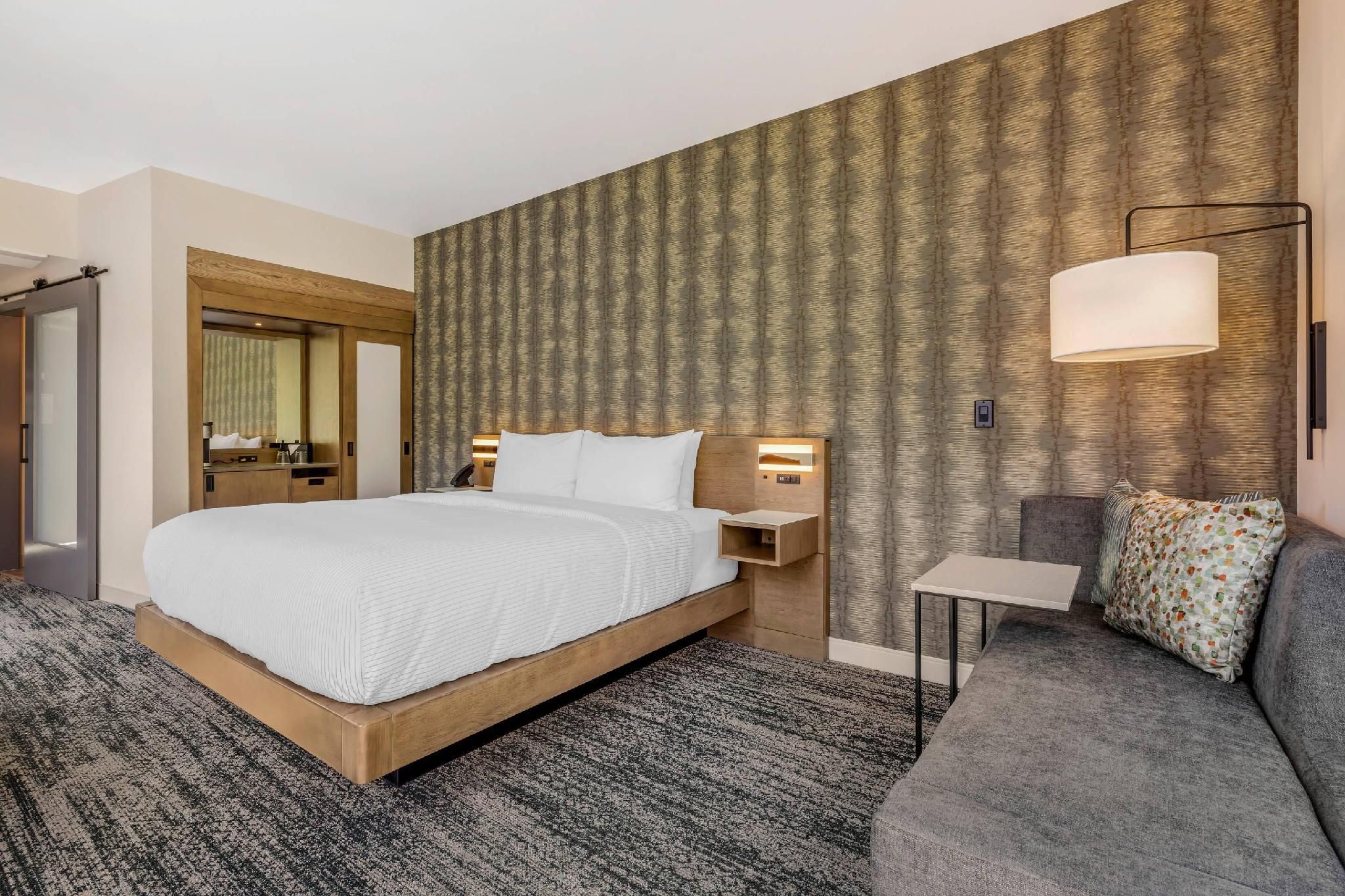 1 King Bed, Nonsmoking, Corner Room