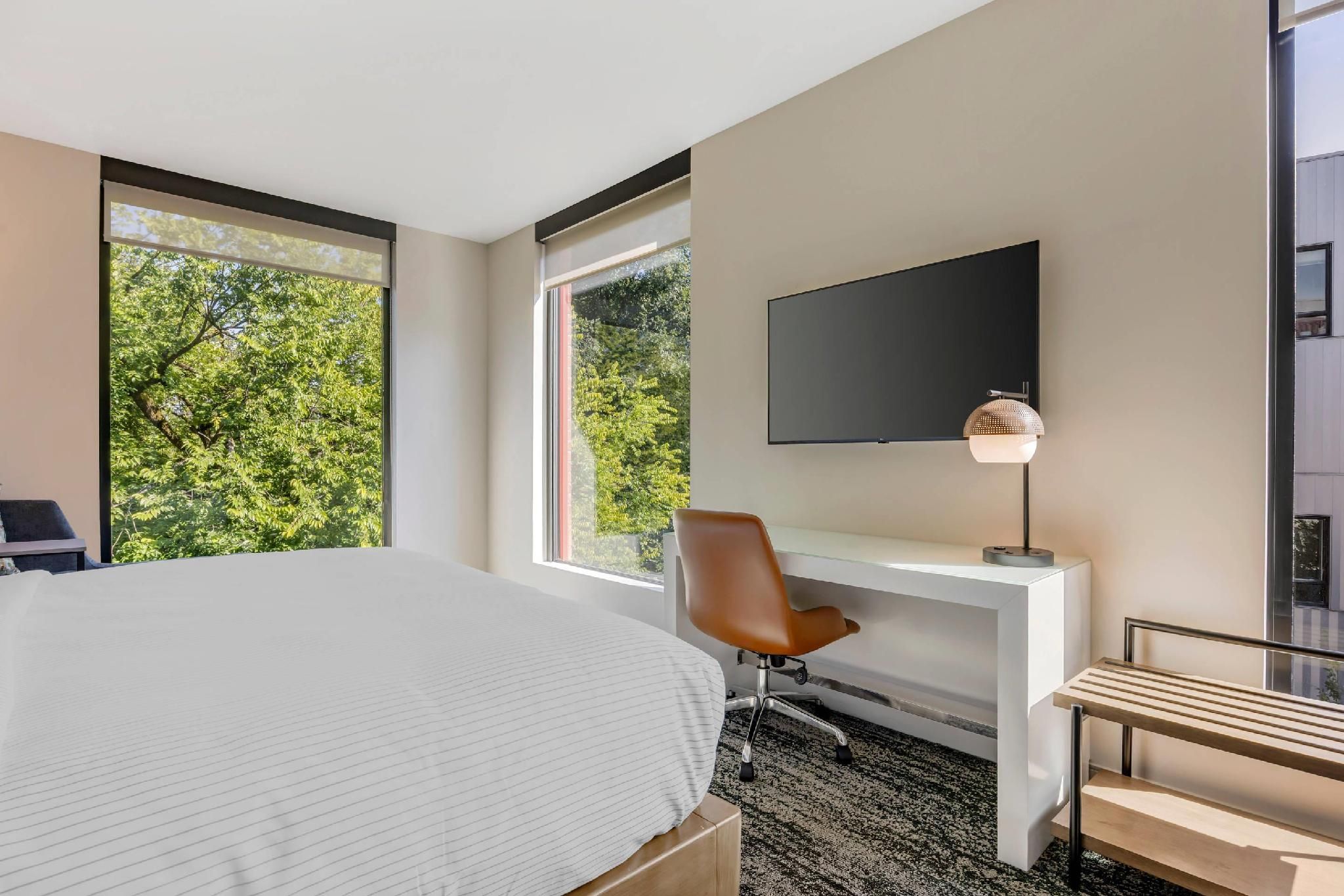 1 King Bed, Nonsmoking, Corner Room