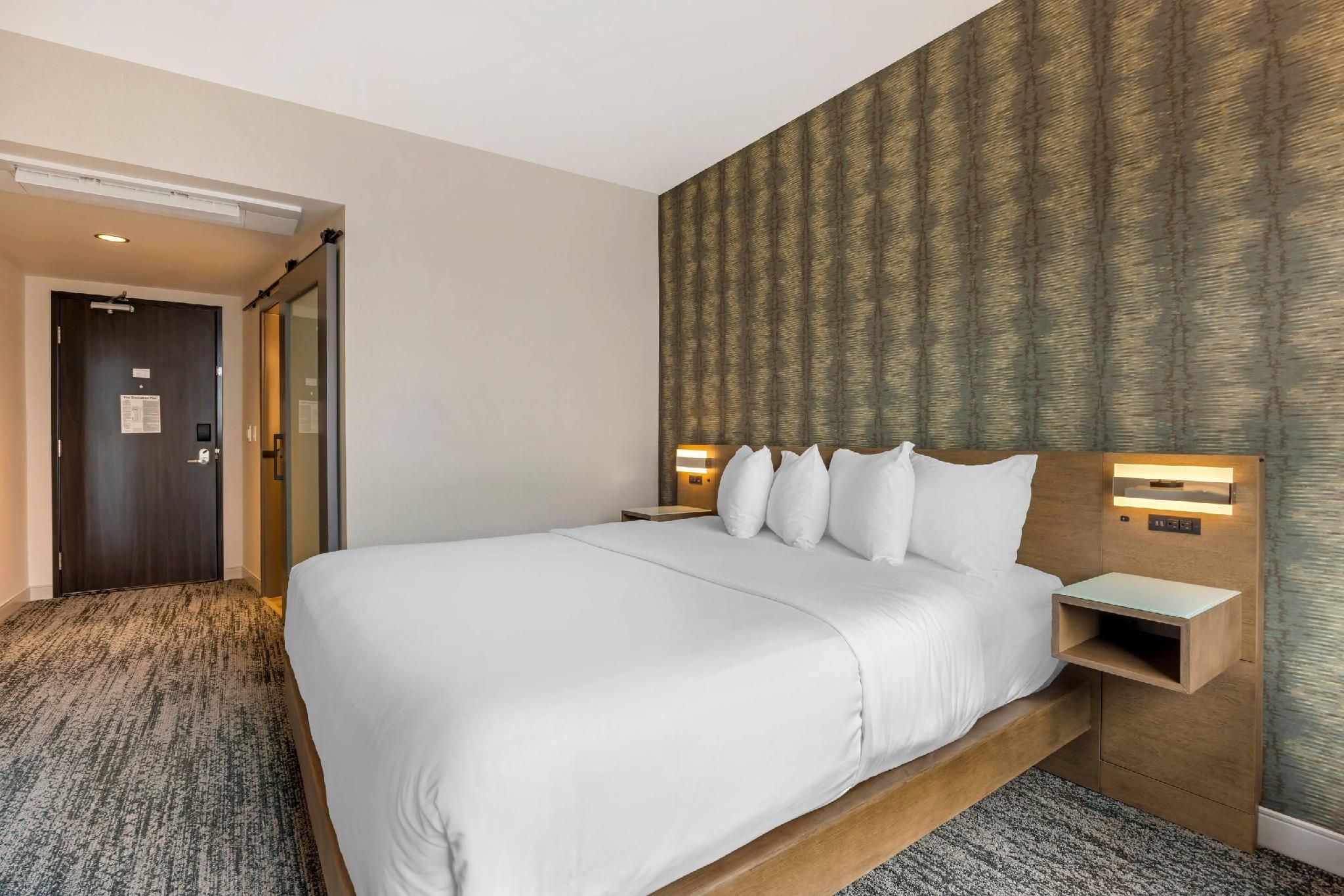 1 King Bed, Nonsmoking, Mobility and Hearing Accessible