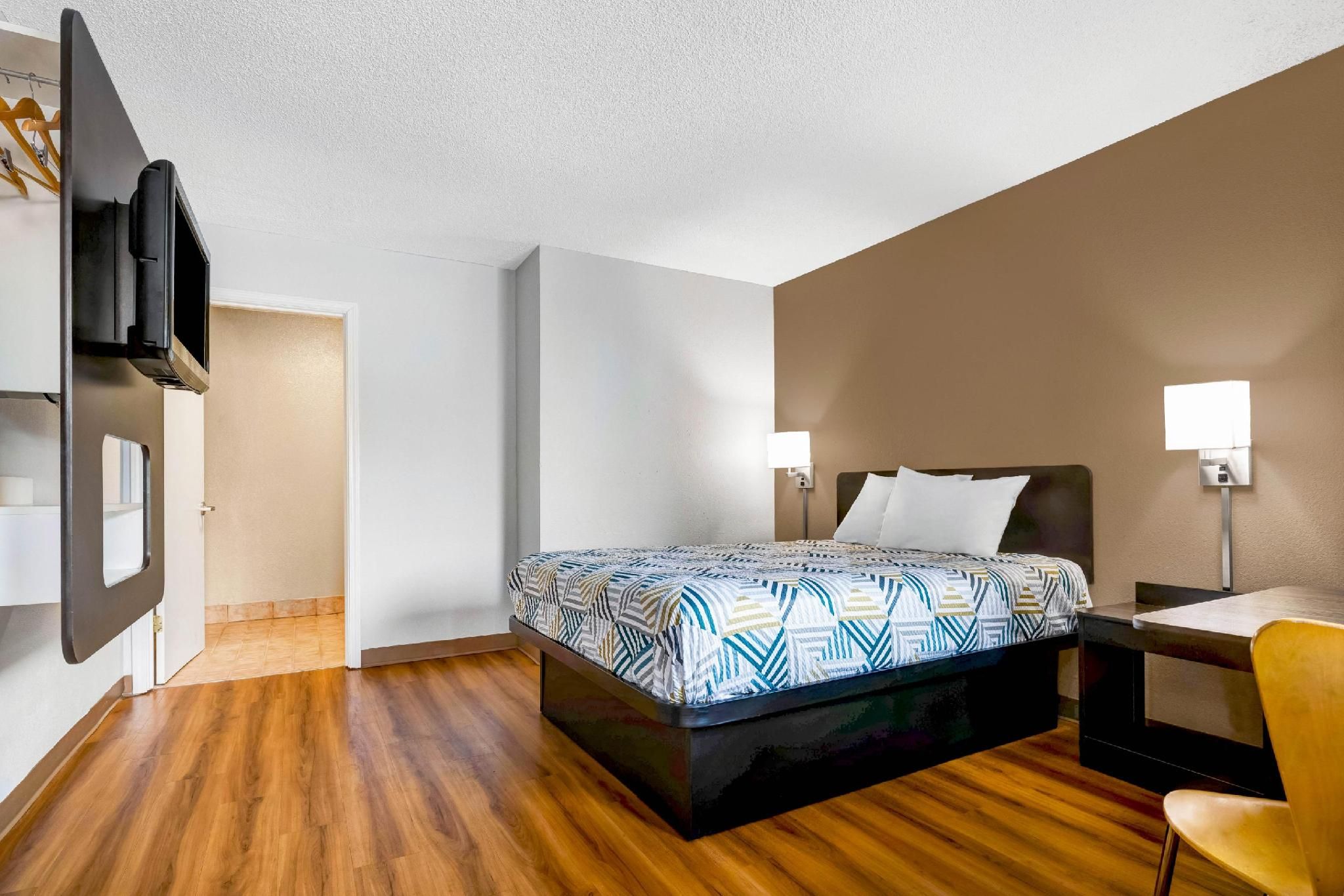 1 Queen Bed | Smoking, Micfridge