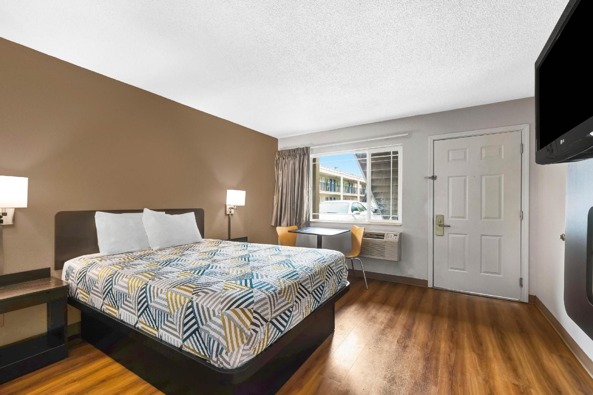 1 Queen Bed | Smoking, Micfridge