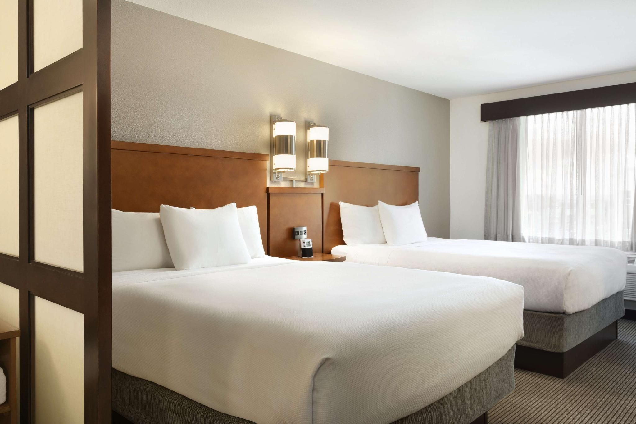 Two Queen Beds (with Sofa Bed)