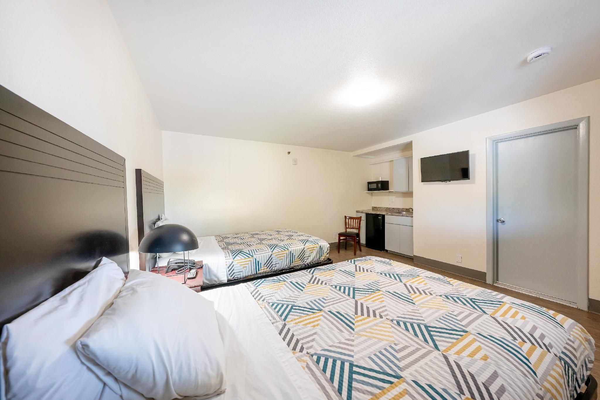 2 Double Beds Non-Smoking with Studio