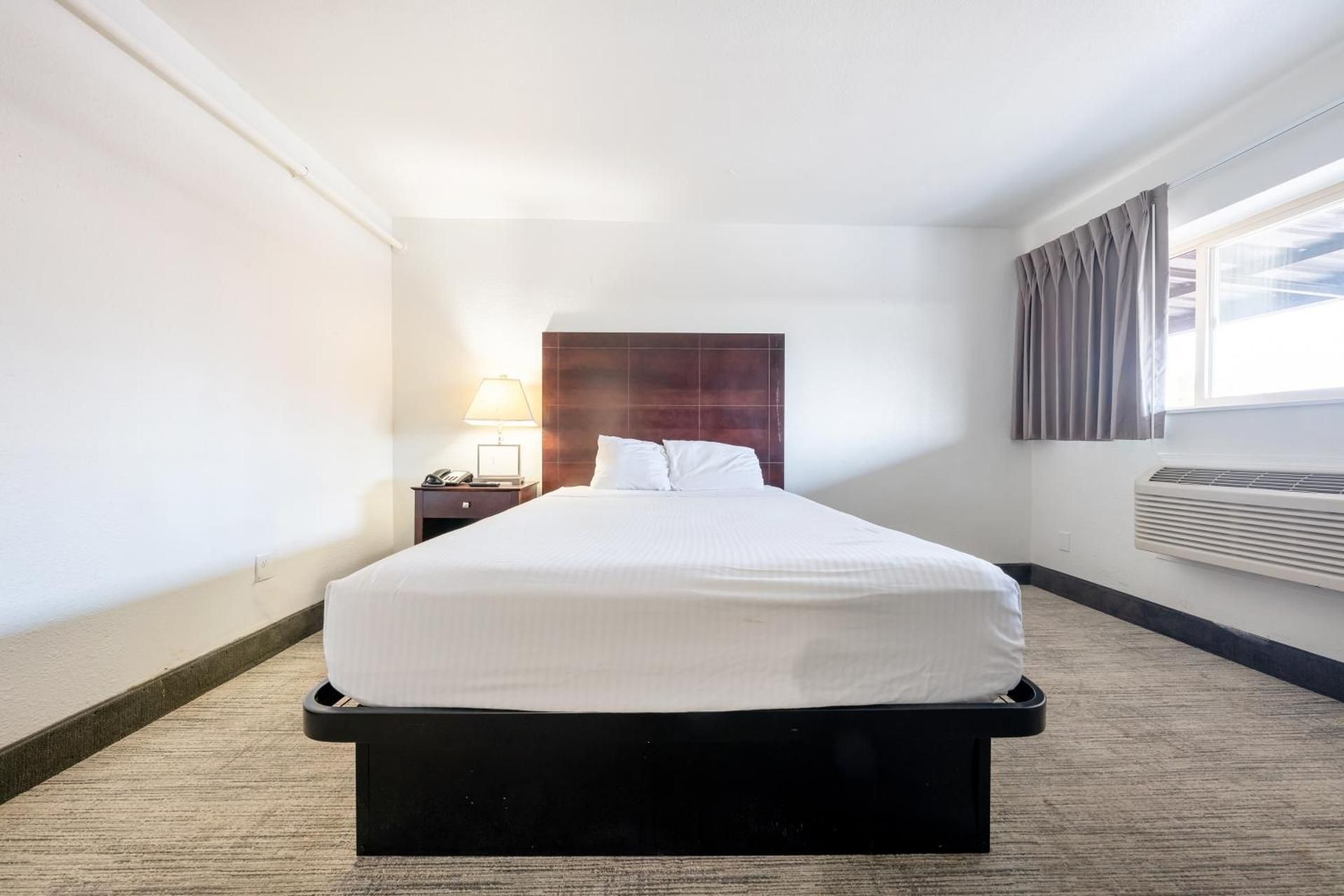 queen bed studio non-smoking