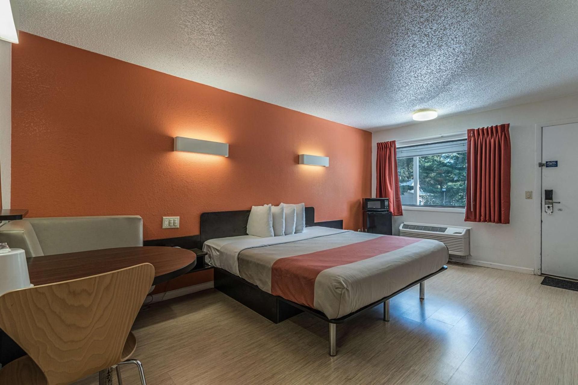 King Room - Disability Access - Non-Smoking