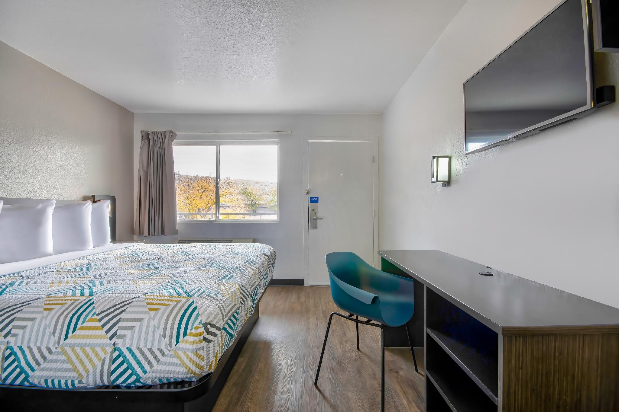 1 King Bed | Non-Smoking