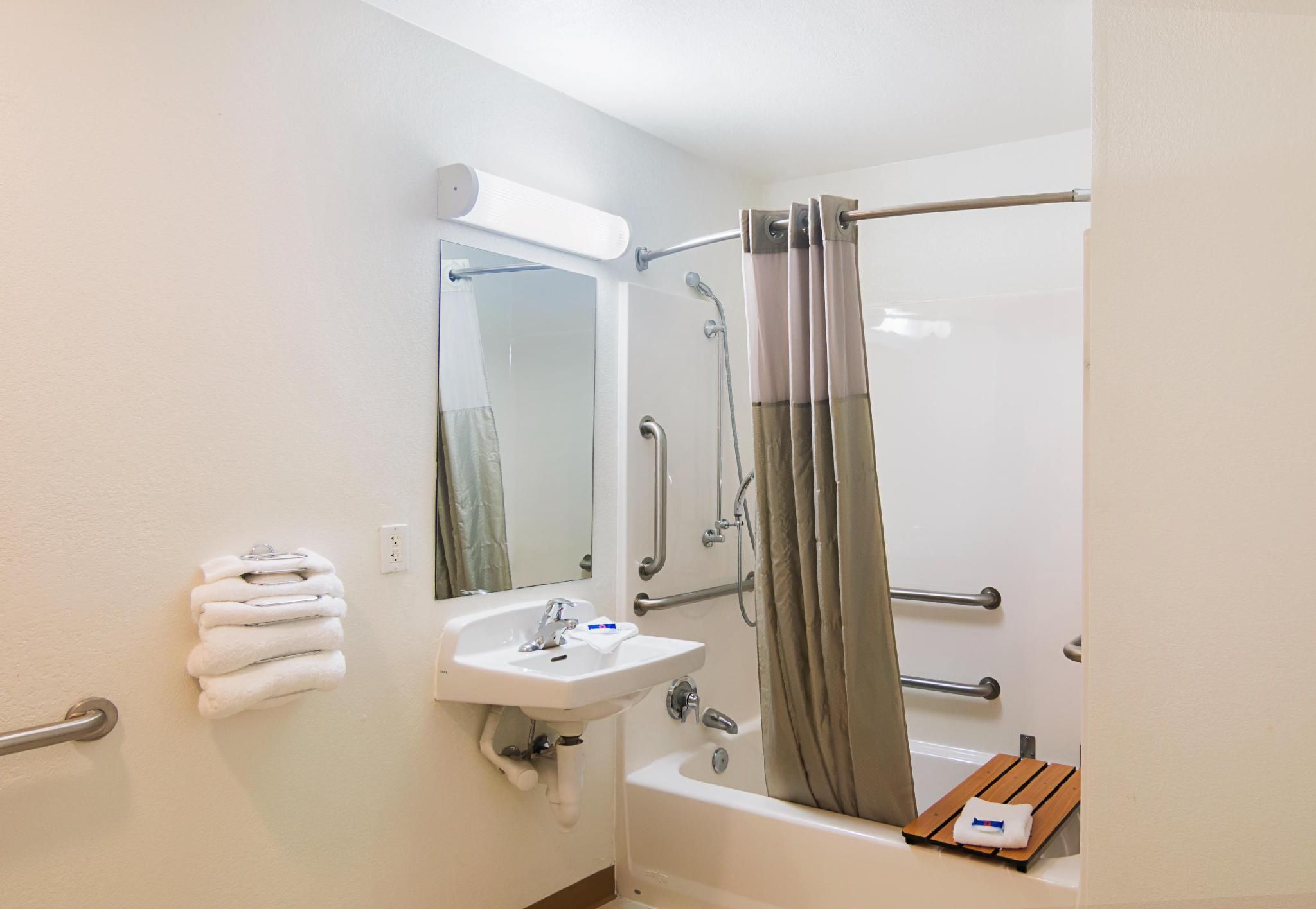 1 Queen Bed | ADA/RI Shower